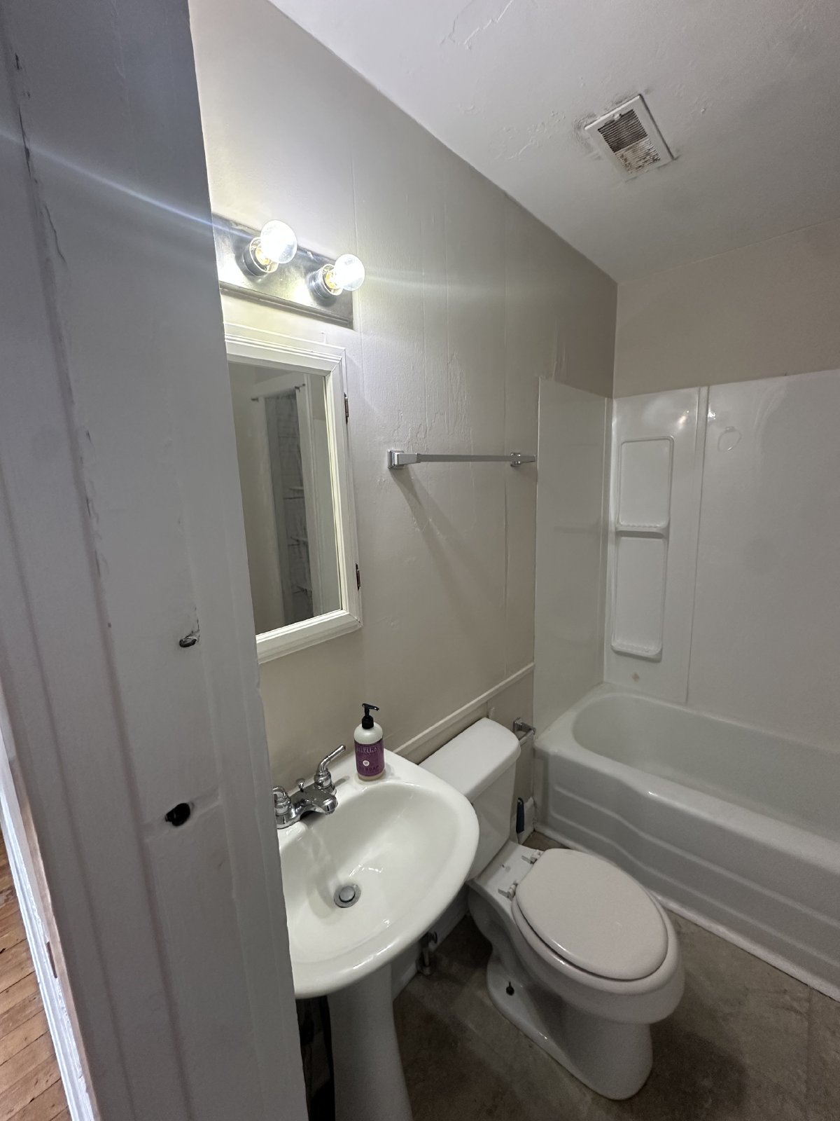 Beautiful and Spacious 2 BR 1 BA Apartment located in Downtown Murfreesboro property image