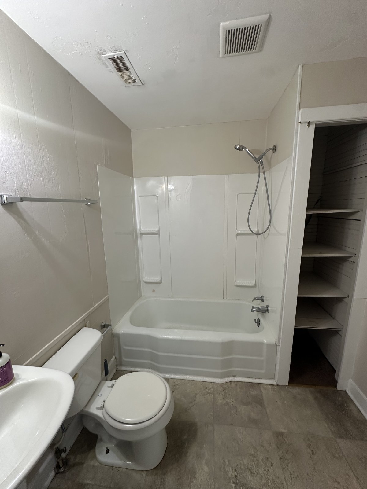 Beautiful and Spacious 2 BR 1 BA Apartment located in Downtown Murfreesboro property image