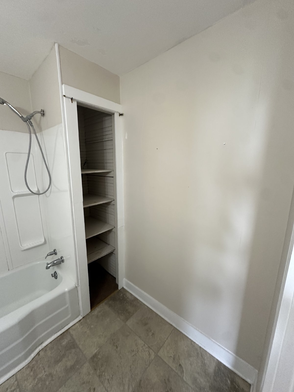 Beautiful and Spacious 2 BR 1 BA Apartment located in Downtown Murfreesboro property image