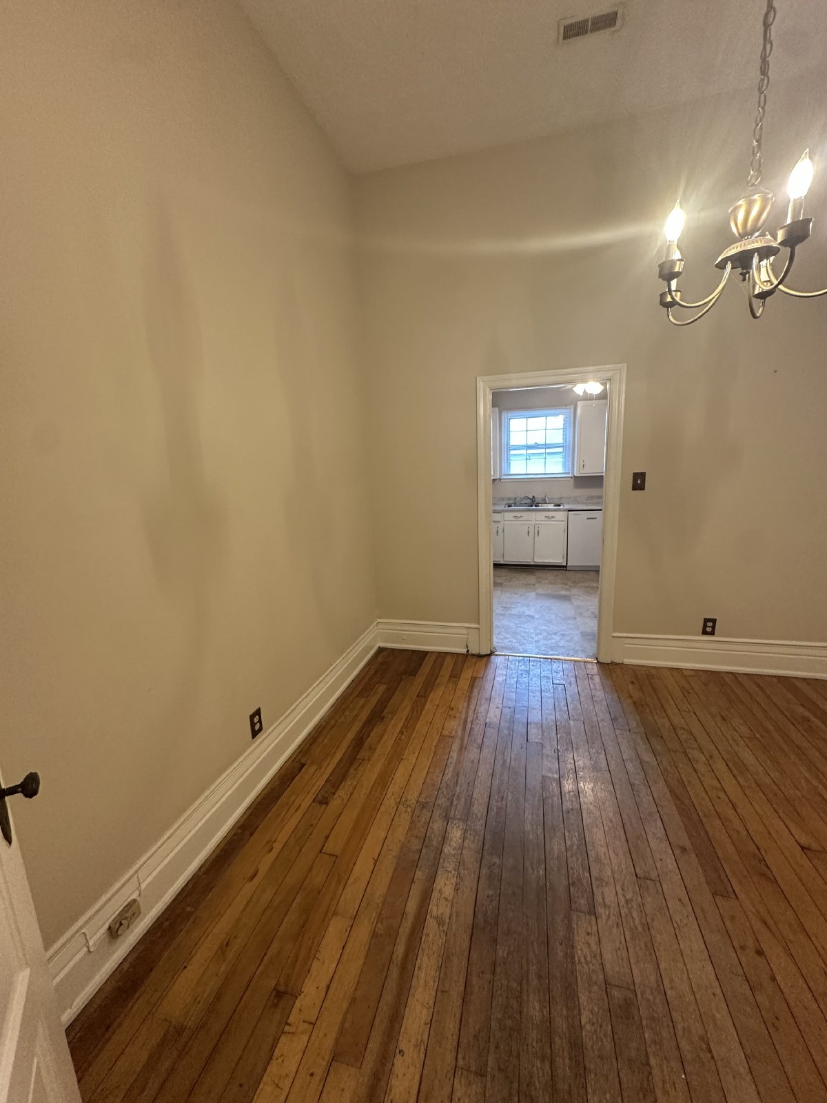 Beautiful and Spacious 2 BR 1 BA Apartment located in Downtown Murfreesboro property image