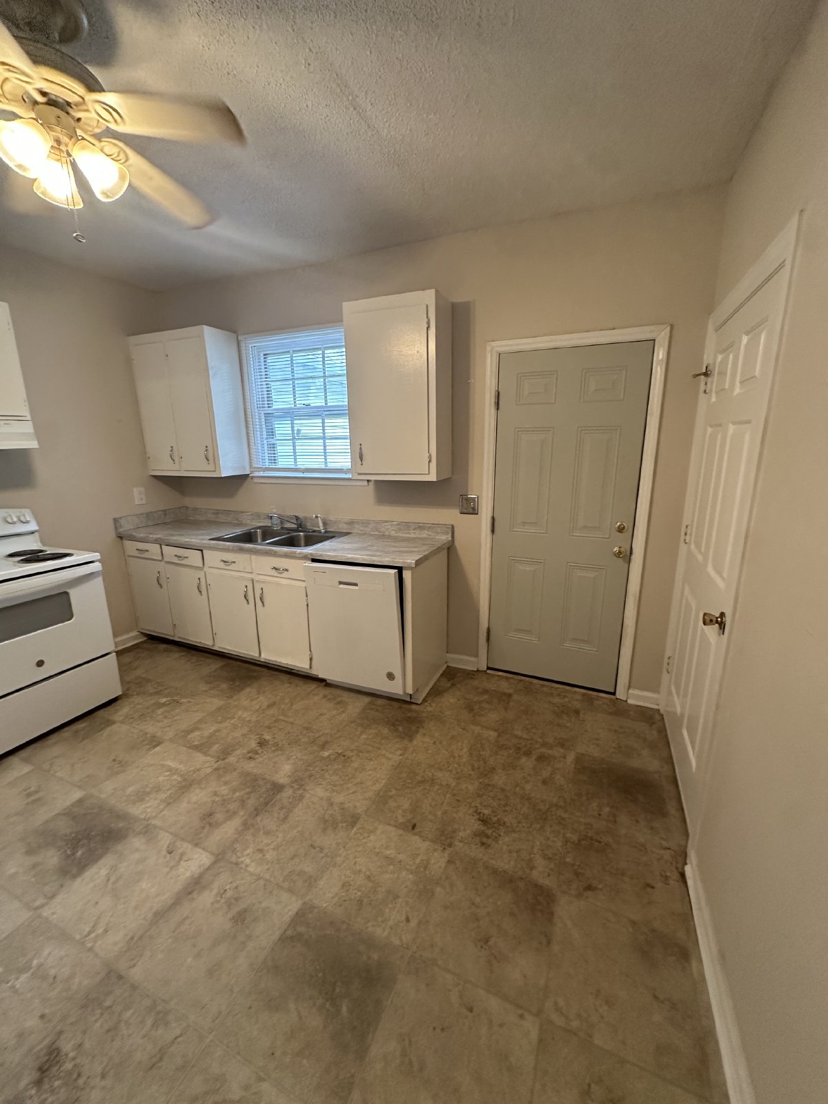 Beautiful and Spacious 2 BR 1 BA Apartment located in Downtown Murfreesboro property image
