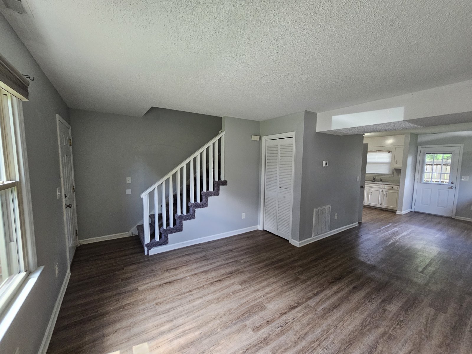 Spacious 2-Story Duplex in Tullahoma! property image