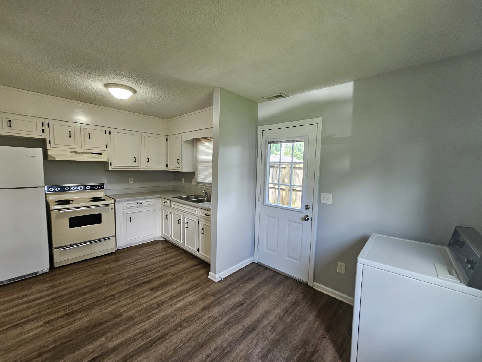 Spacious 2-Story Duplex in Tullahoma! property image