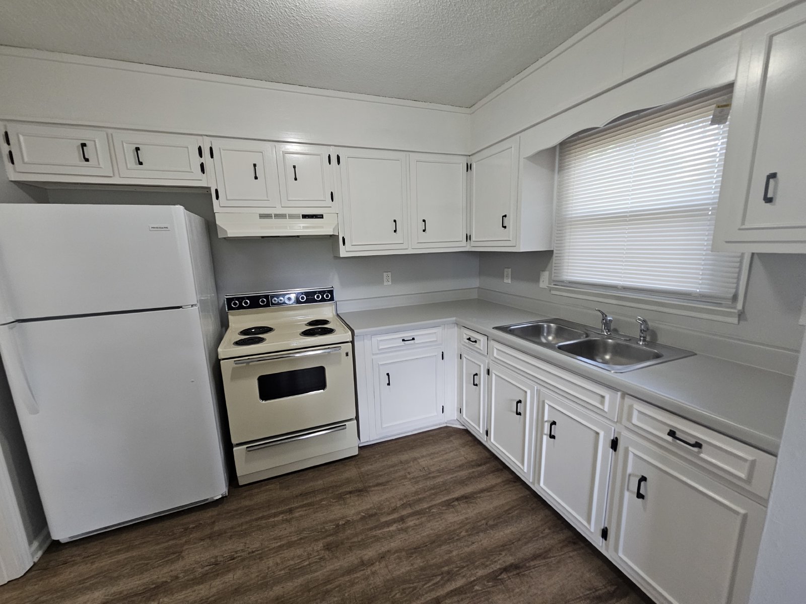 Spacious 2-Story Duplex in Tullahoma! property image