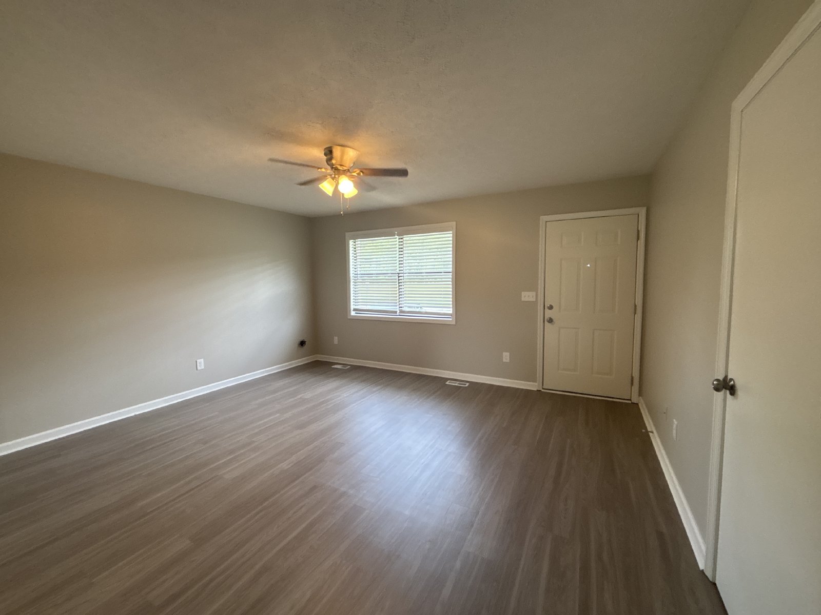 1/2 OFF MOVE IN SPECIAL! - 2 Bedroom Duplex in Manchester! property image