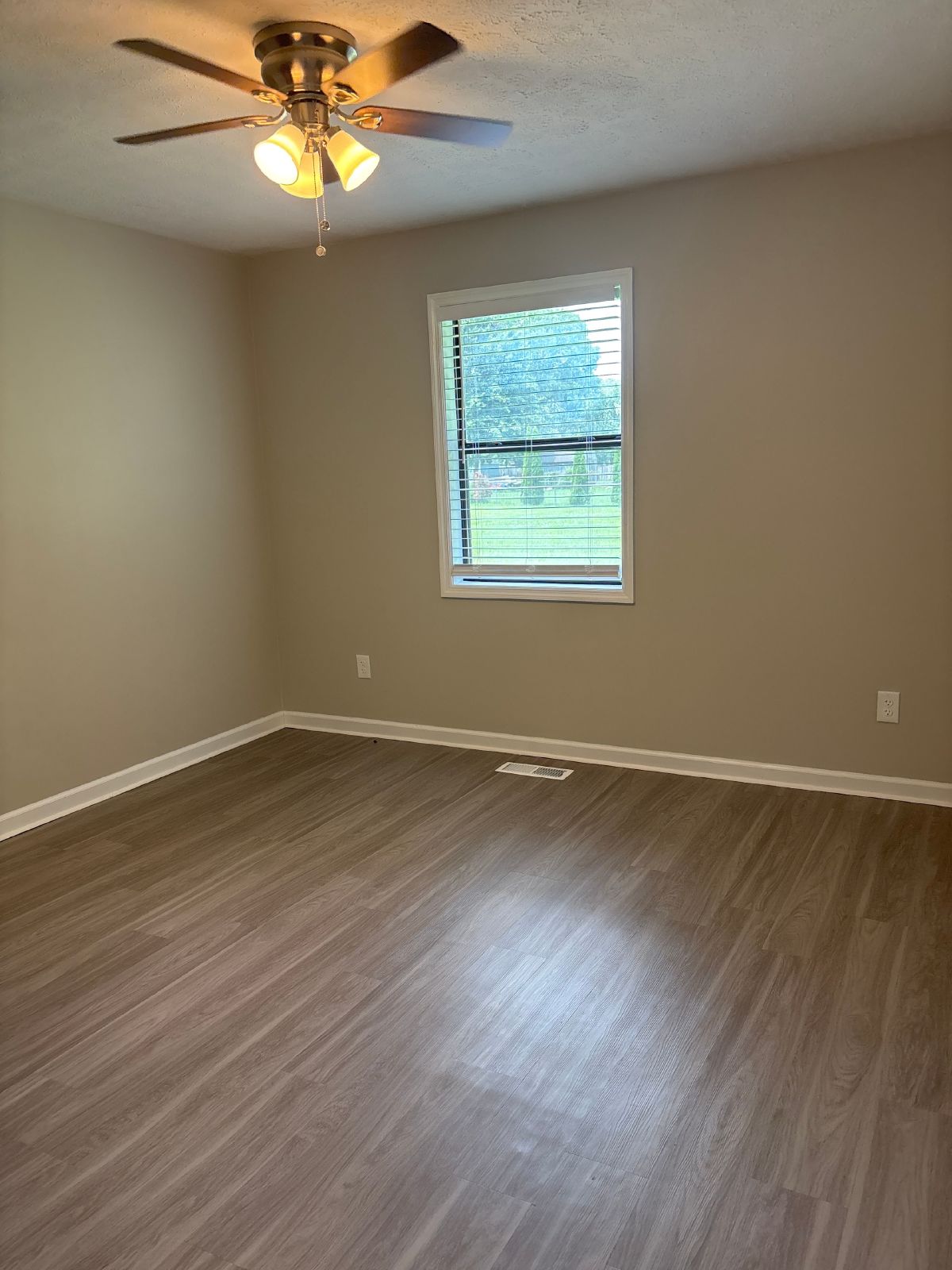 1/2 OFF MOVE IN SPECIAL! - 2 Bedroom Duplex in Manchester! property image