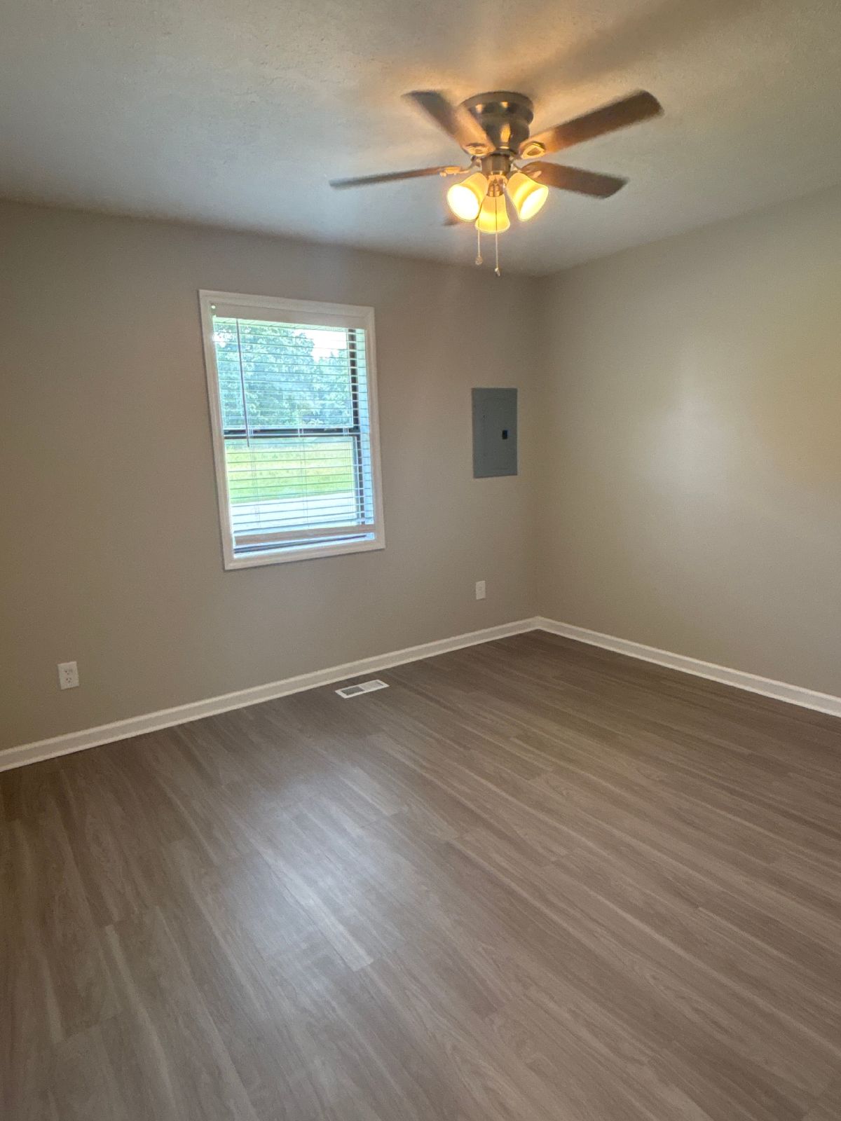 1/2 OFF MOVE IN SPECIAL! - 2 Bedroom Duplex in Manchester! property image