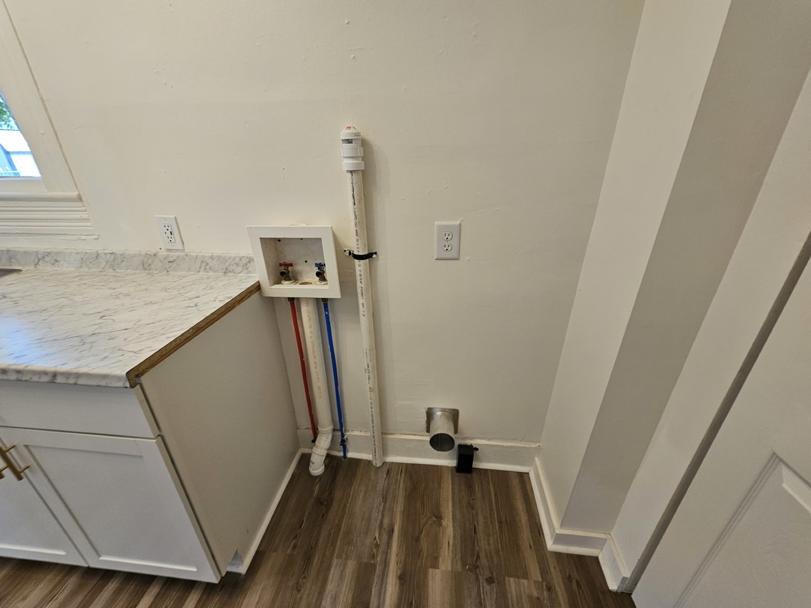 Cozy Efficiency Unit in Walking Distance From Downtown property image
