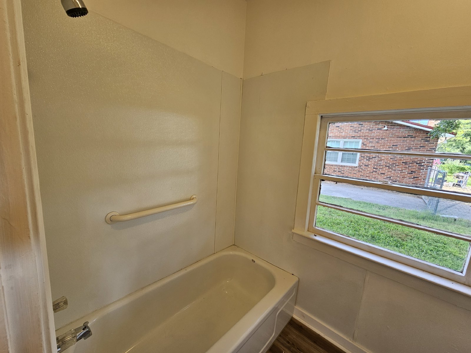 Cozy Efficiency Unit in Walking Distance From Downtown property image