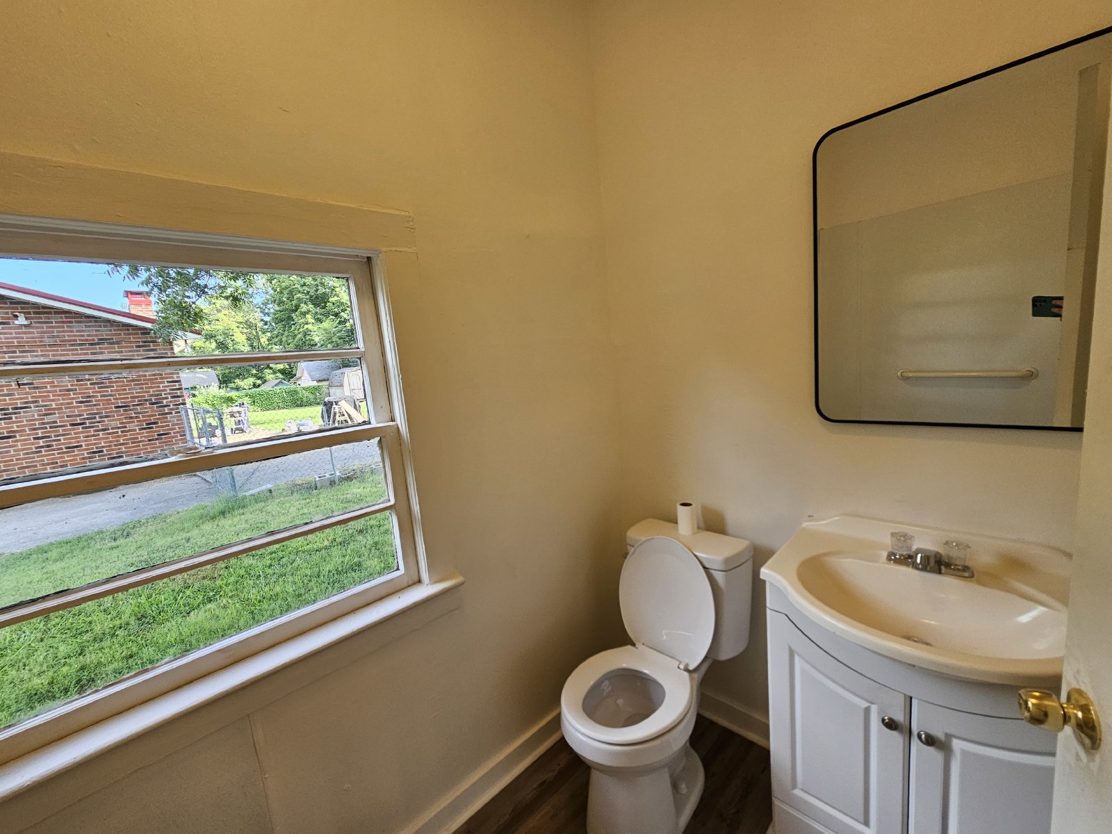 Cozy Efficiency Unit in Walking Distance From Downtown property image