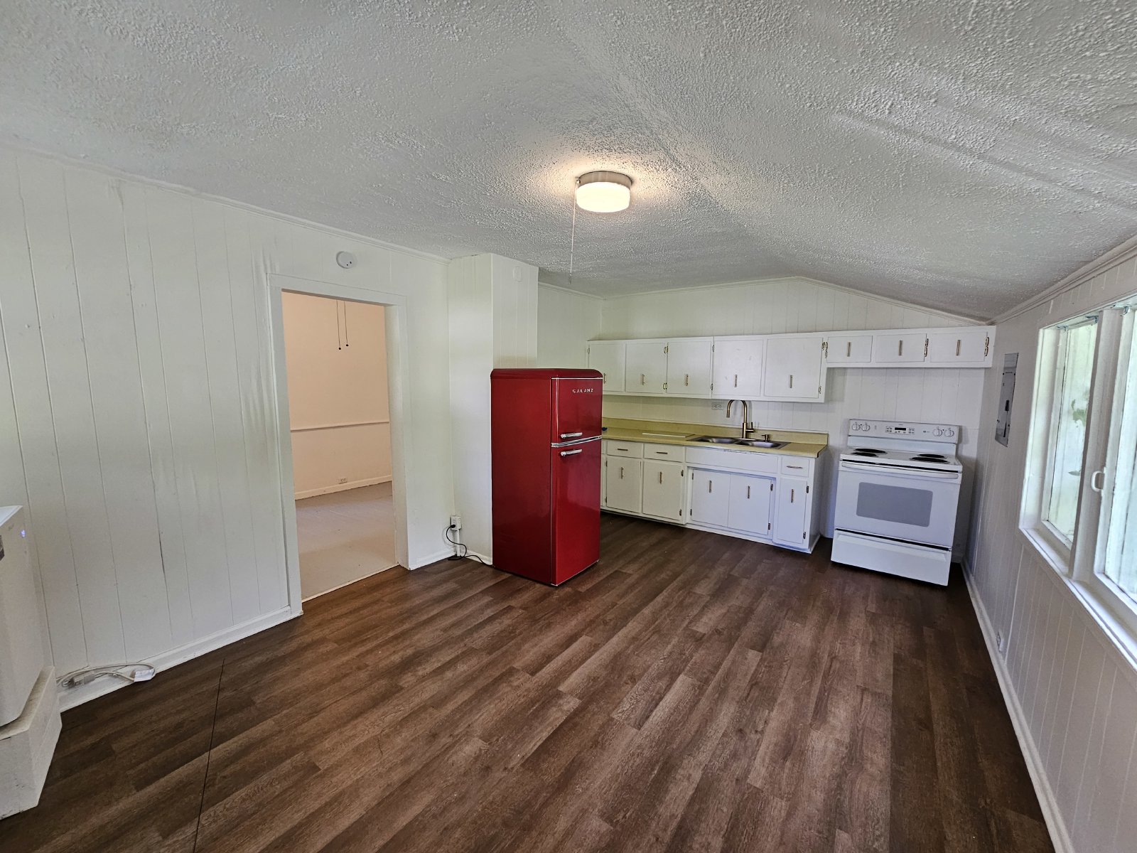 Cozy Unit in Walking Distance From Downtown property image