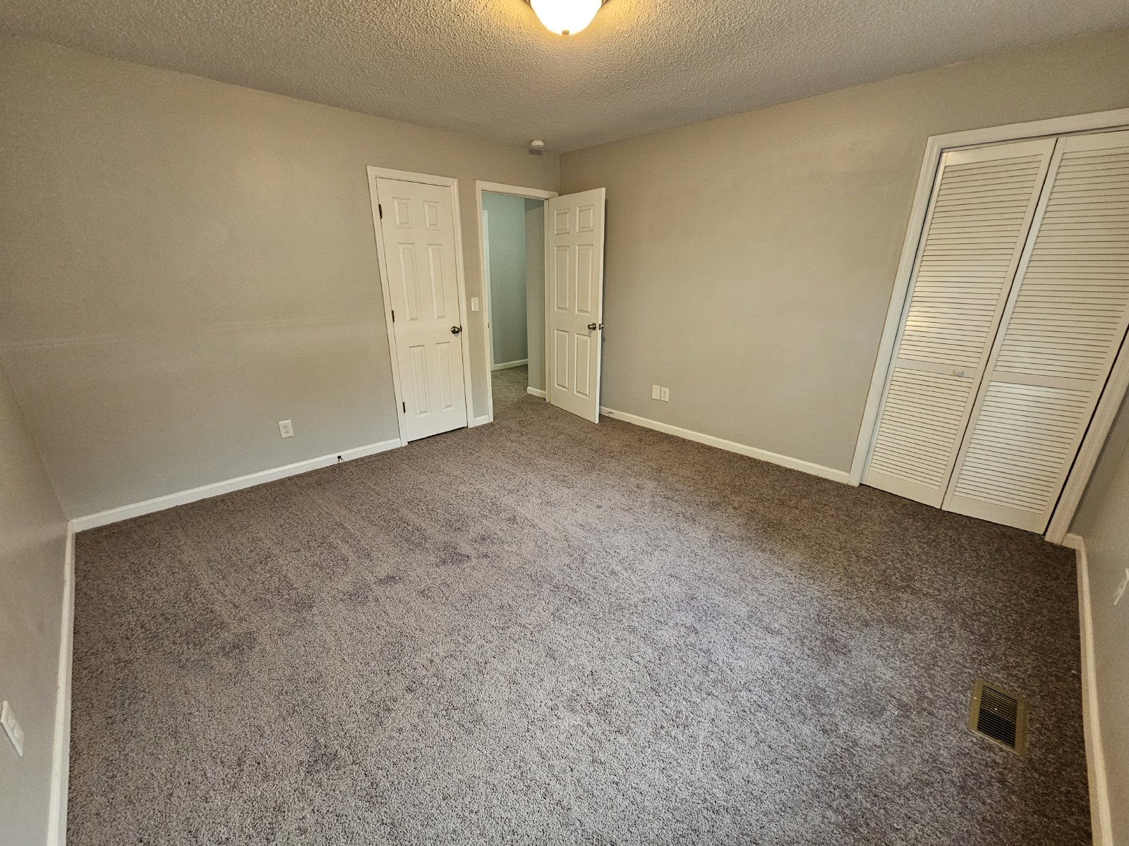 Spacious 2-Story Duplex in Tullahoma! property image