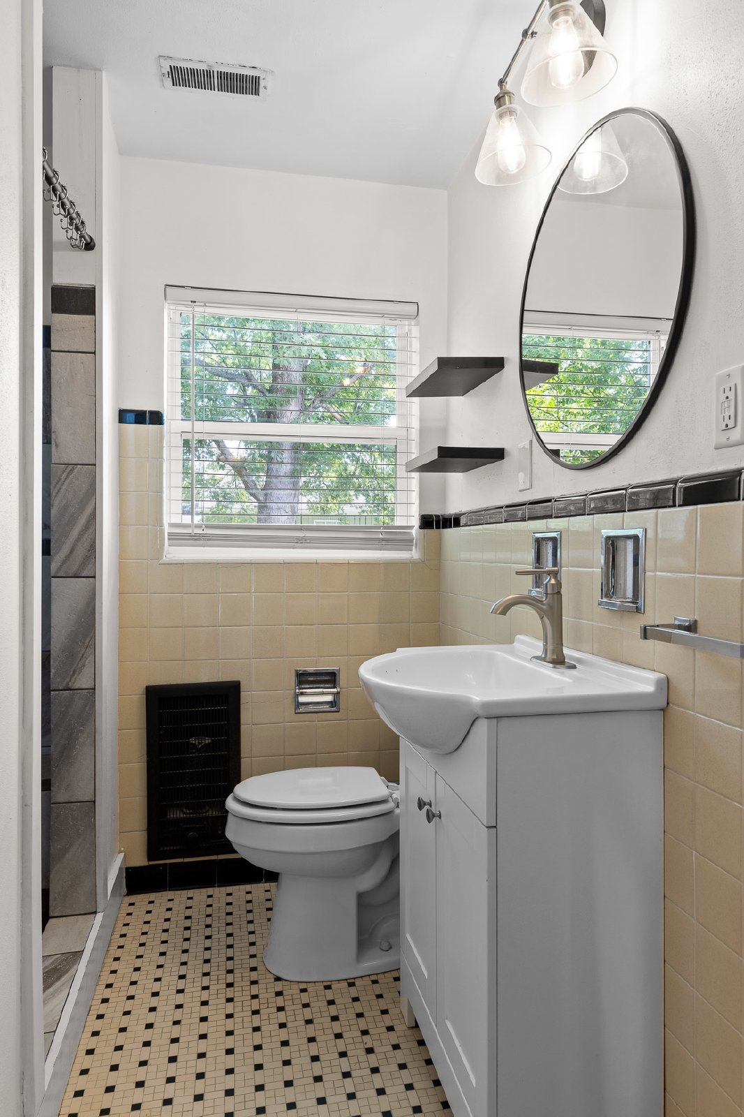 Charming Belvoir Home - 2 Bed, 1 Bath, 1 Car Garage, Fully Fenced Yard! property image