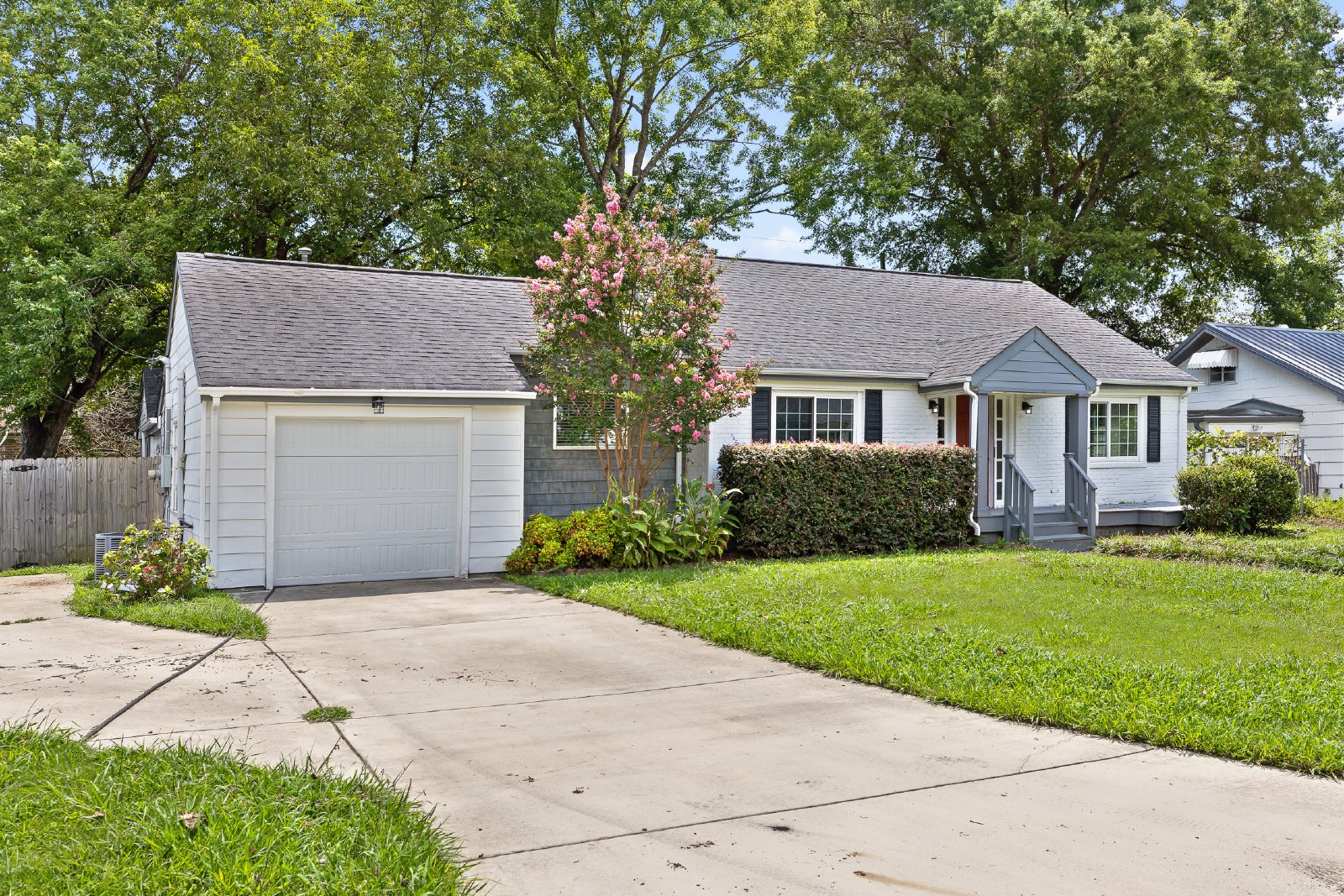 Charming Belvoir Home - 2 Bed, 1 Bath, 1 Car Garage, Fully Fenced Yard! property image