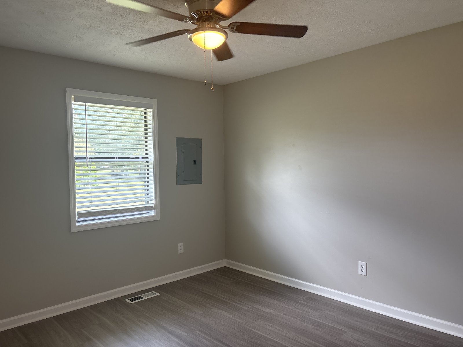 Freshly Renovated 2 Bedroom Duplex in Manchester!... property image