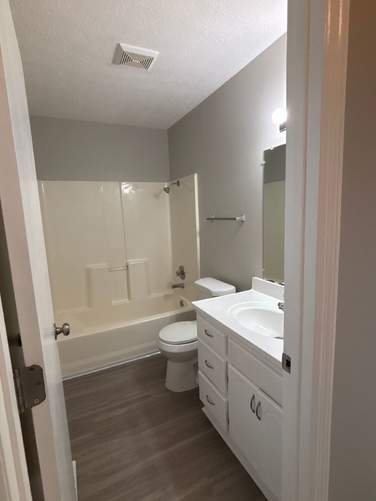Renovated 2 Bedroom Duplex in Manchester! property image