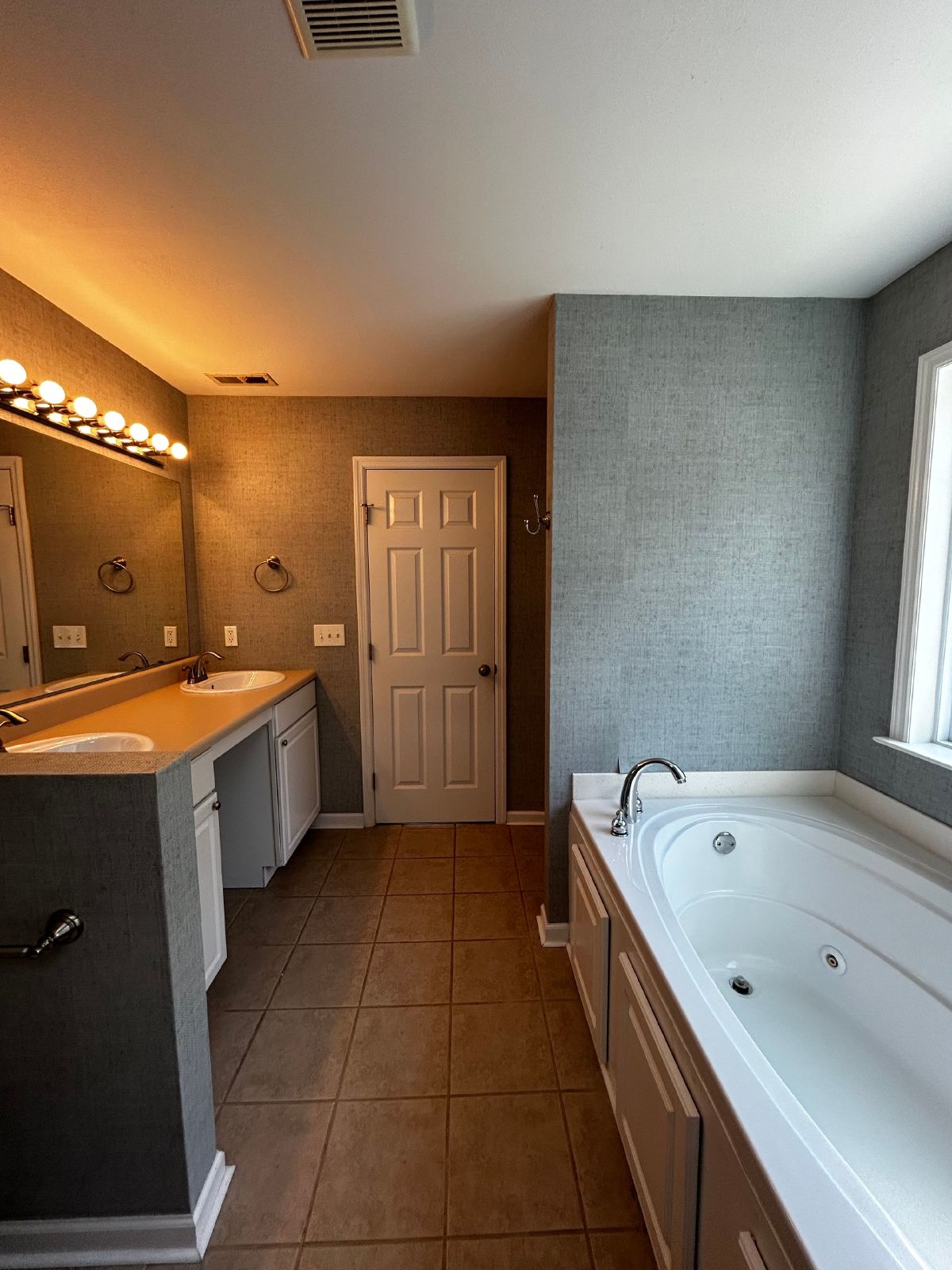 3 Beds, 2 Baths, HUGE Basement Garage in Charming Neighborhood! property image