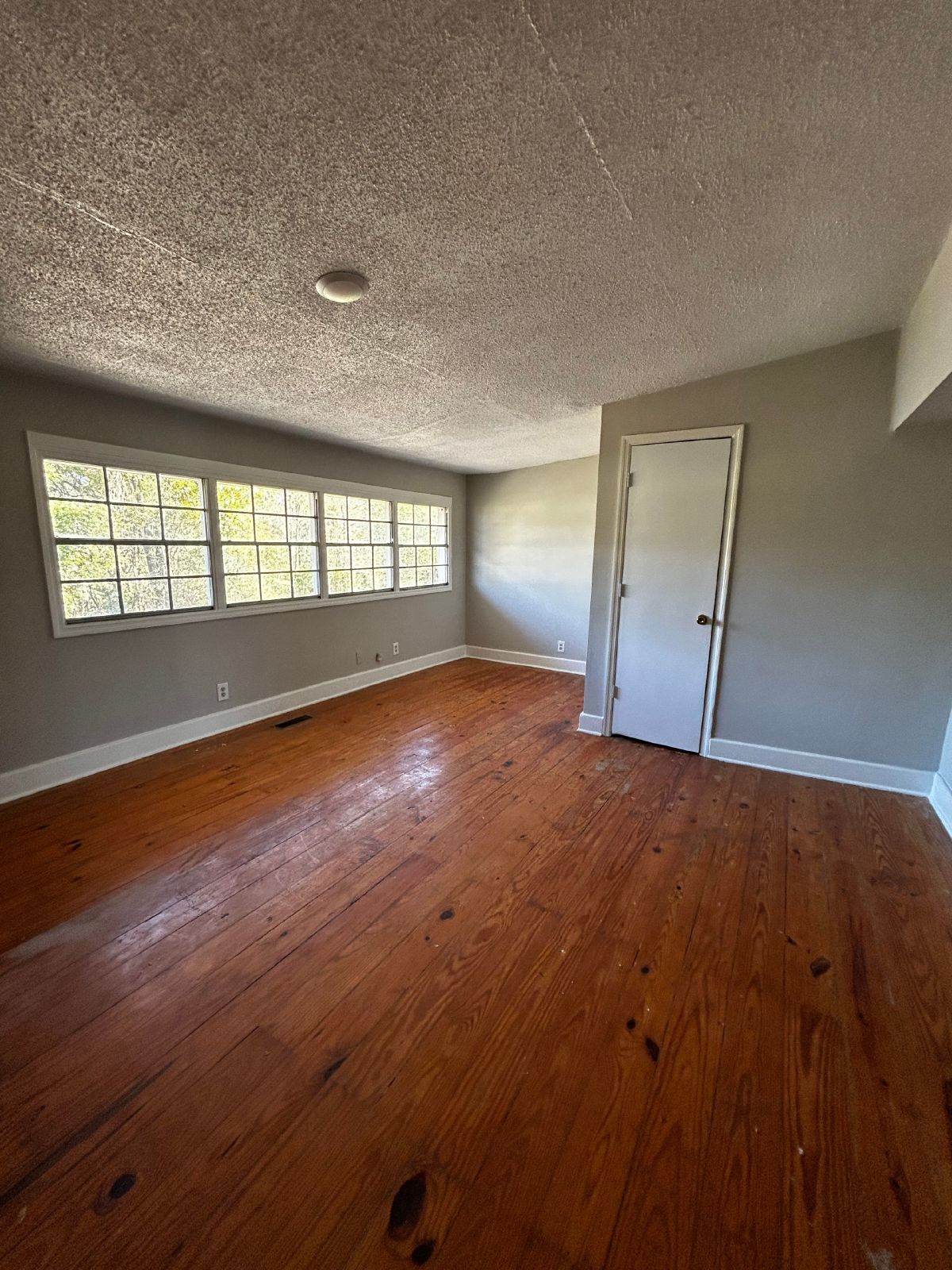 Spacious 4 bed, 2 bath home! Located minutes from Battlefield Pkwy and East Ridge! property image