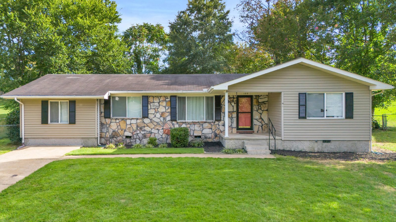 Located in the Heart of Hixson! 3 beds, 2 baths, with spacious yard! Make this your Home for the Holidays! property image