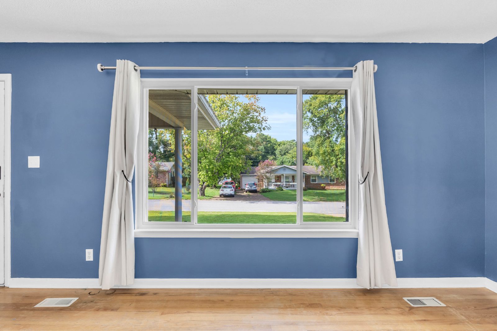 Located in the Heart of Hixson! 3 beds, 2 baths, with spacious yard! Make this your Home for the Holidays! property image