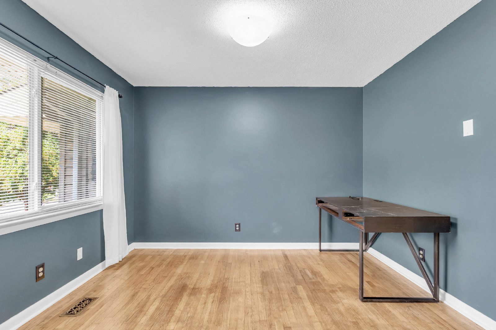 Located in the Heart of Hixson! 3 beds, 2 baths, with spacious yard! Make this your Home for the Holidays! property image