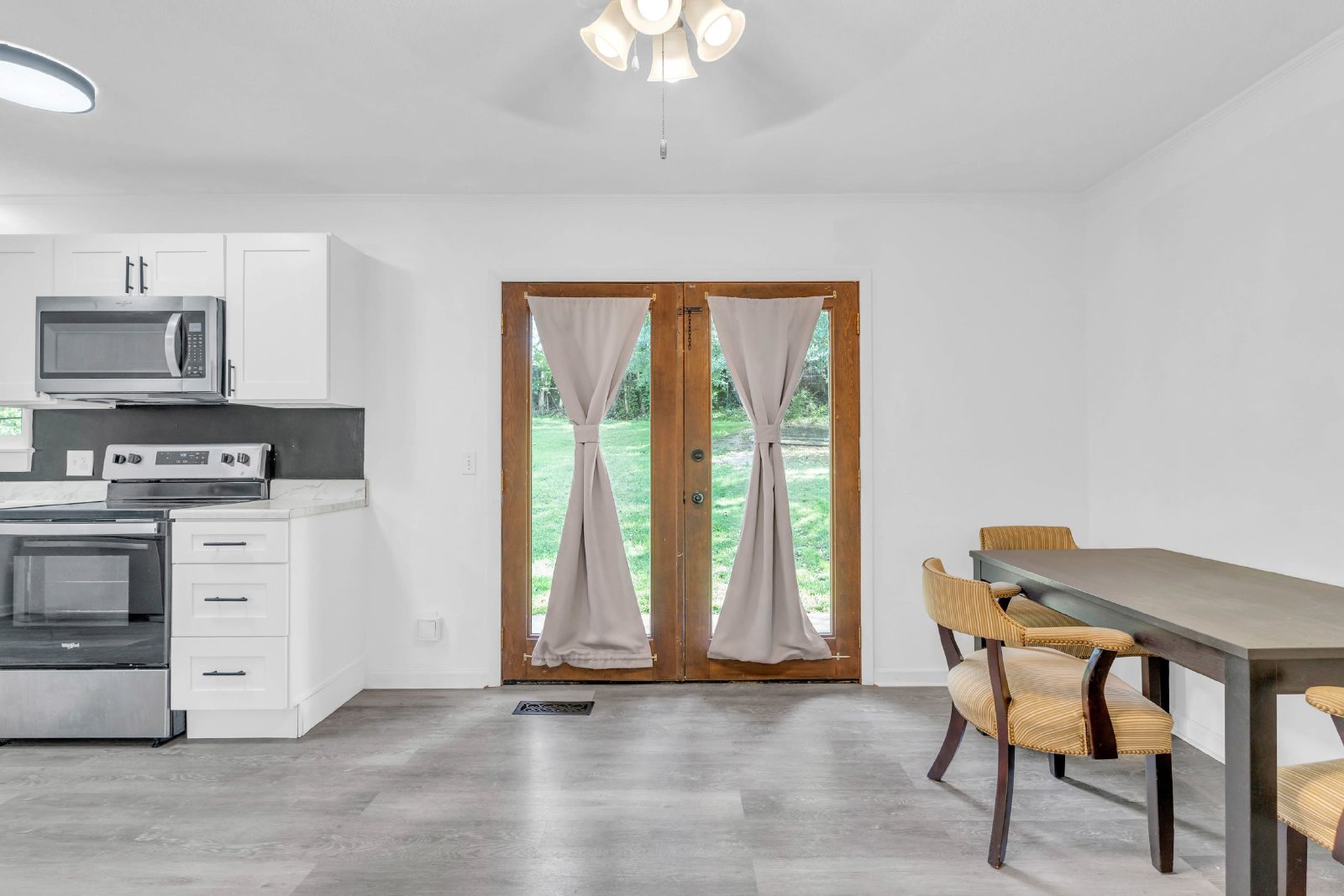 Located in the Heart of Hixson! 3 beds, 2 baths, with spacious yard! Make this your Home for the Holidays! property image