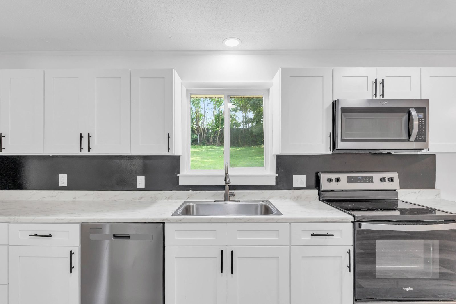 Located in the Heart of Hixson! 3 beds, 2 baths, with spacious yard! Make this your Home for the Holidays! property image