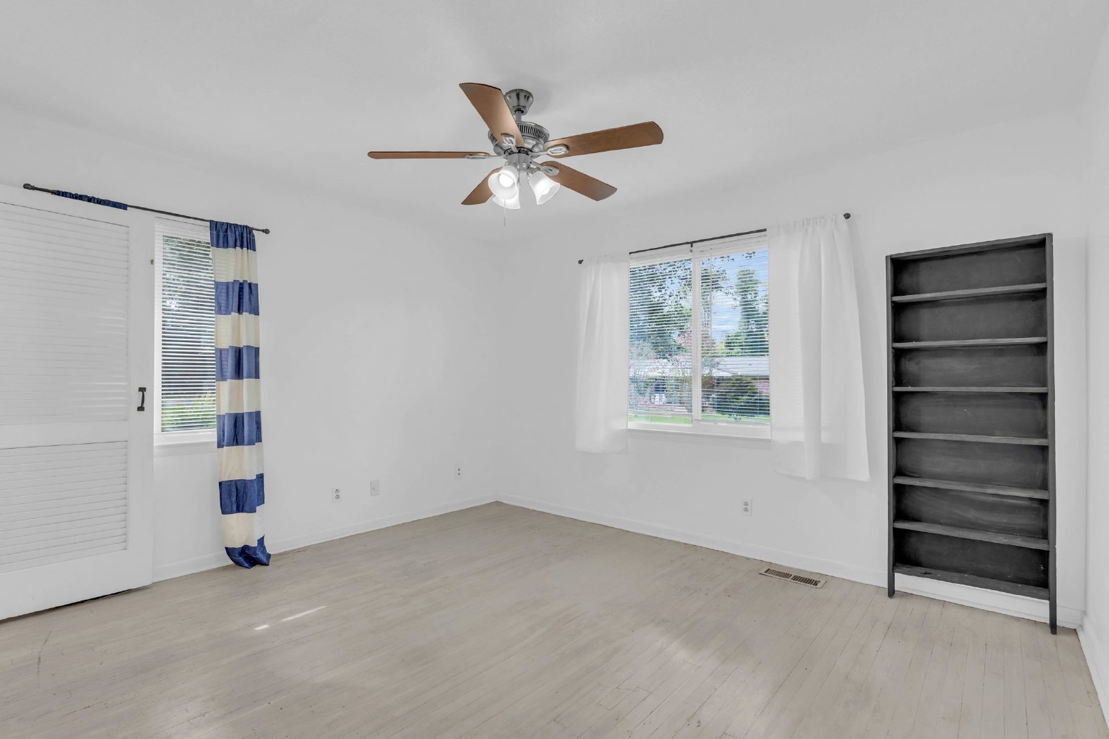 Located in the Heart of Hixson! 3 beds, 2 baths, with spacious yard! Make this your Home for the Holidays! property image