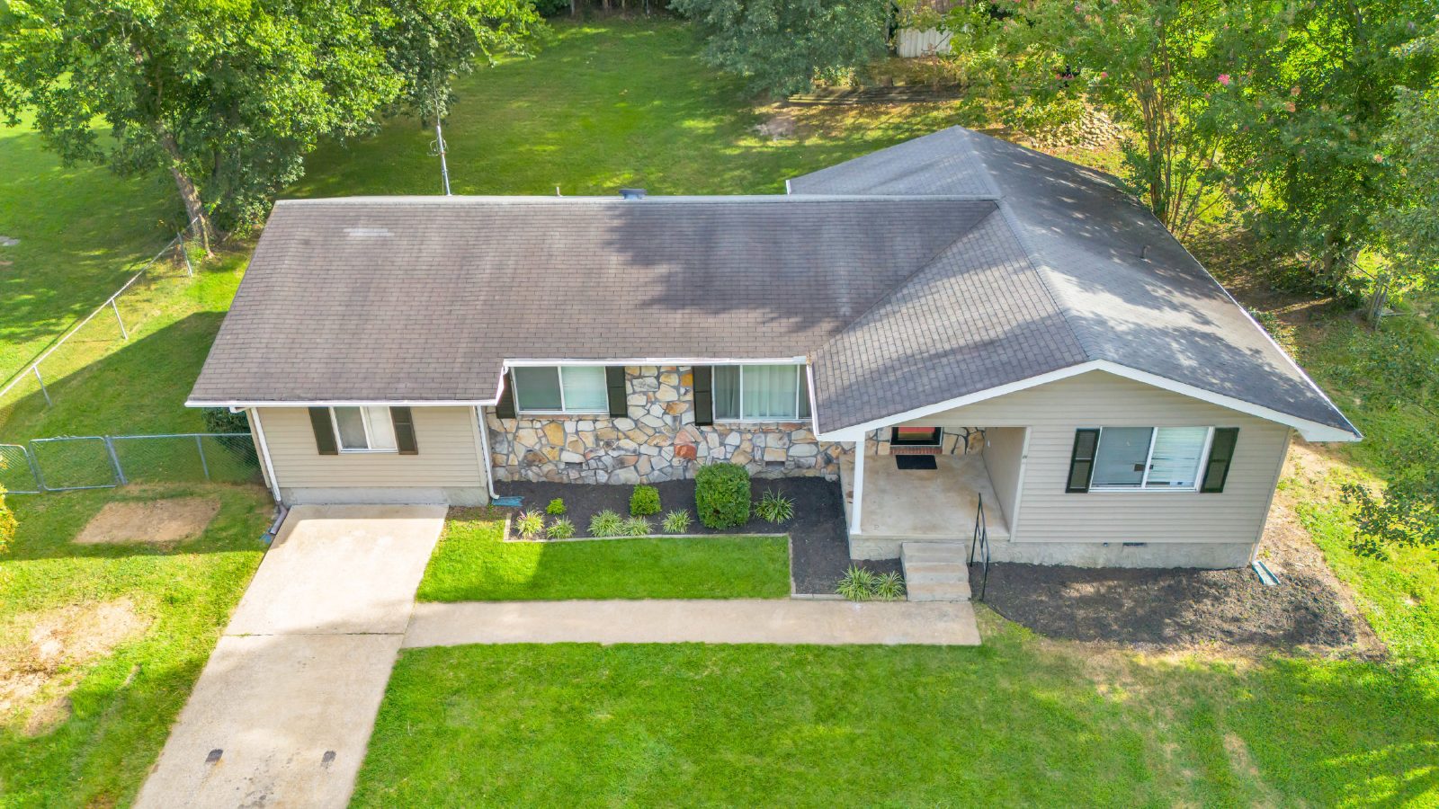 Located in the Heart of Hixson! 3 beds, 2 baths, with spacious yard! Make this your Home for the Holidays! property image