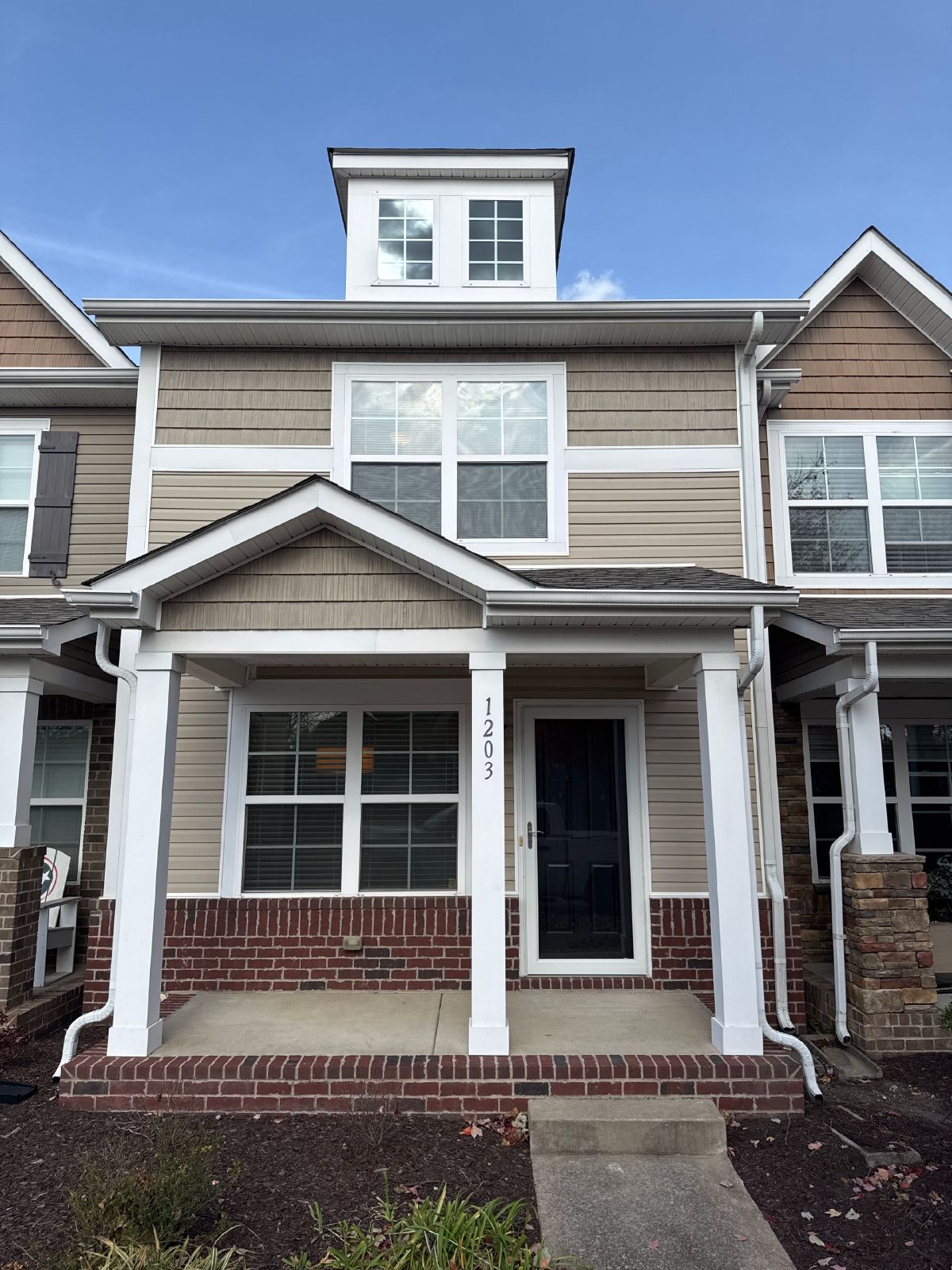 Modern 2BR Townhome with Garage & Resort-Style Amenities in Riverwood – Hermitage property image