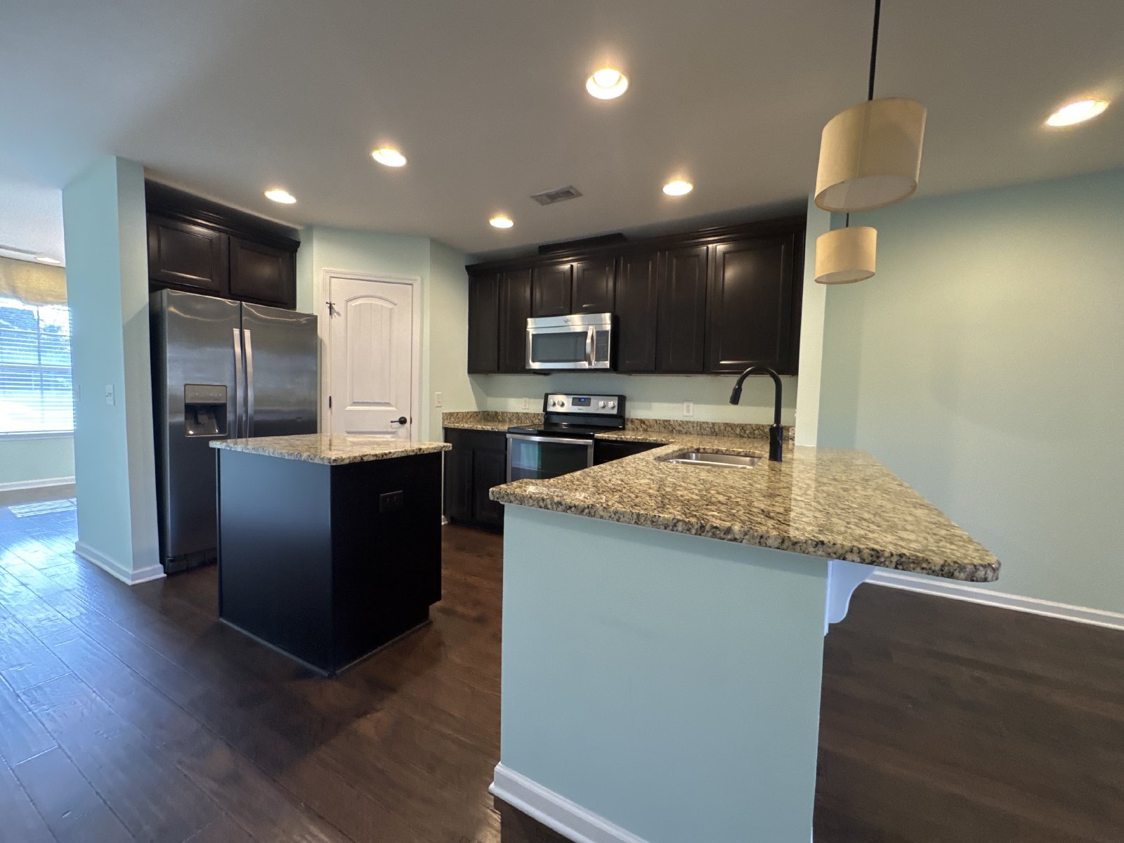 Modern 2BR Townhome with Garage & Resort-Style Amenities in Riverwood – Hermitage property image