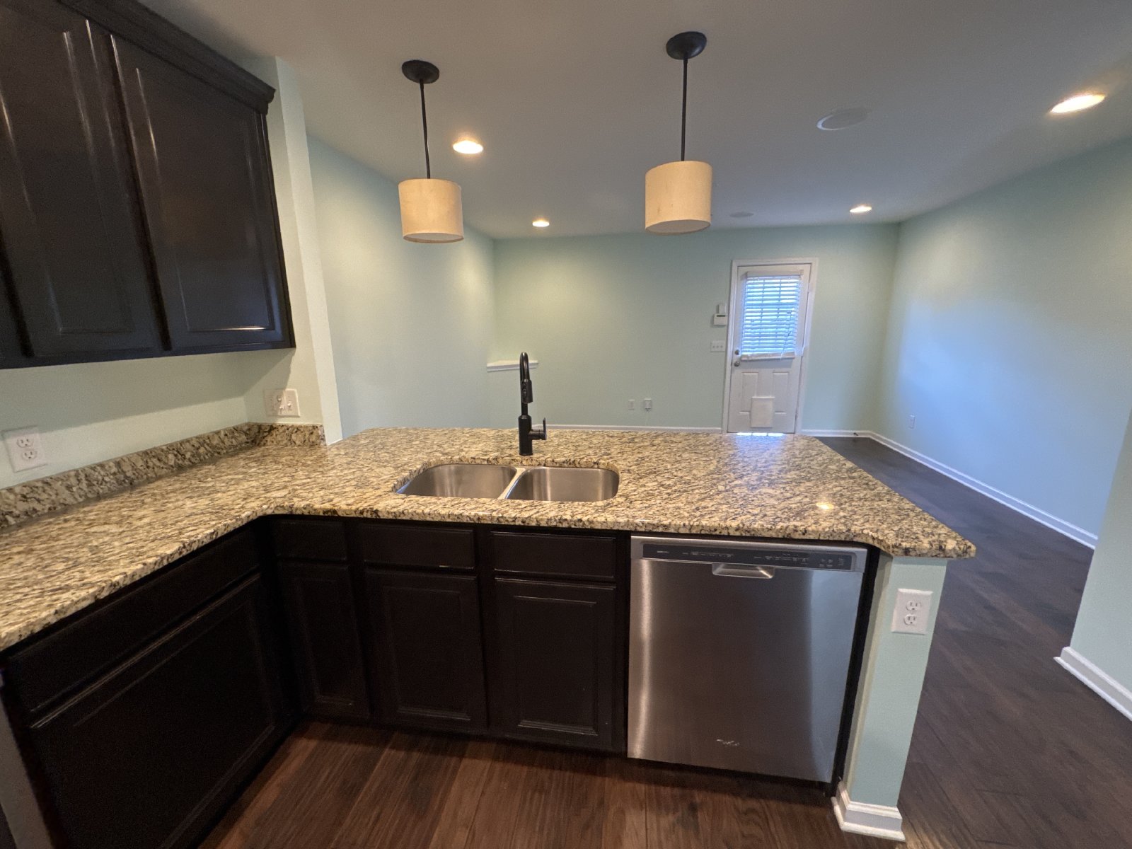 Modern 2BR Townhome with Garage & Resort-Style Amenities in Riverwood – Hermitage property image