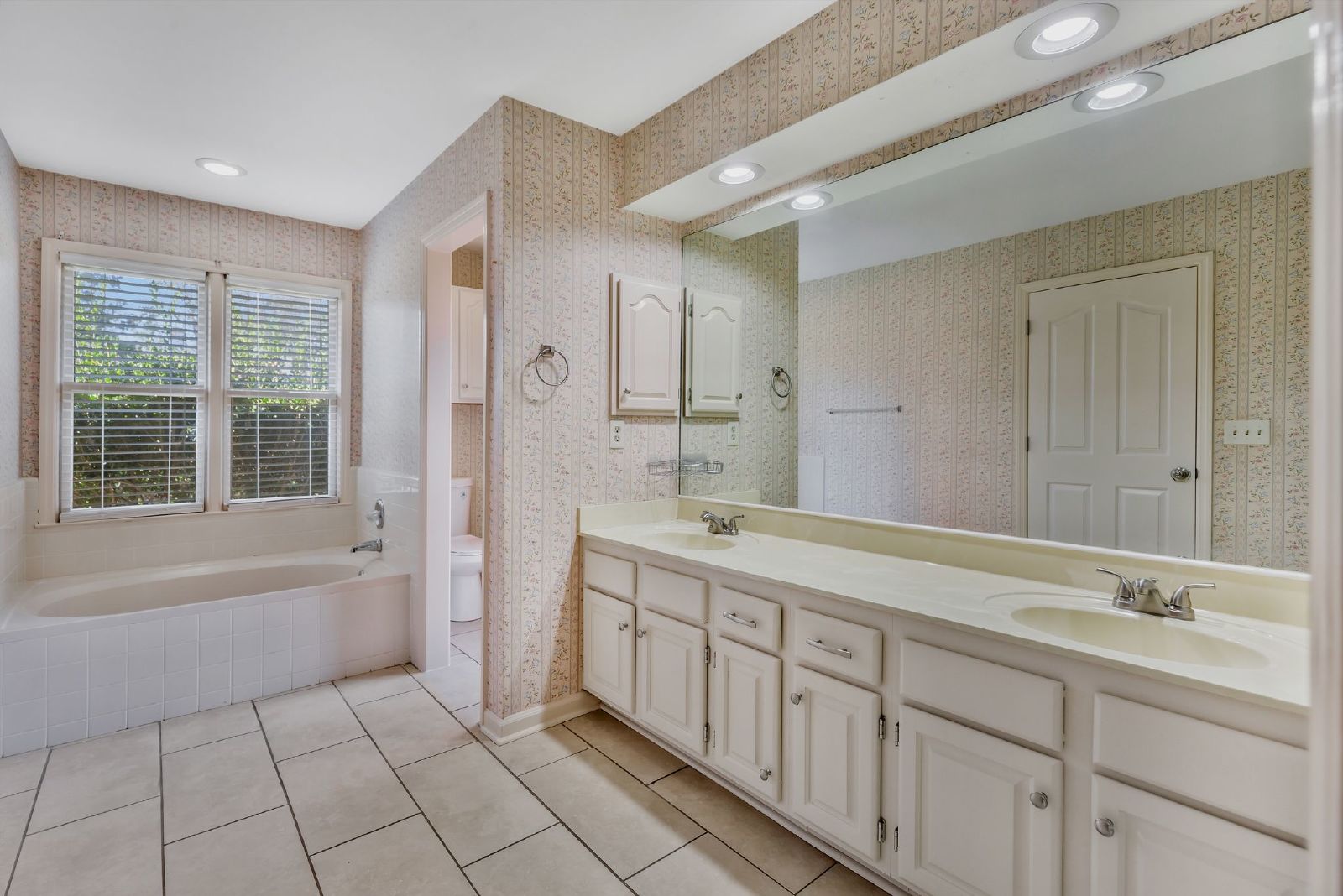 Charming Move-In Ready Home in Prime Murfreesboro Location with *Fenced Backyard* property image