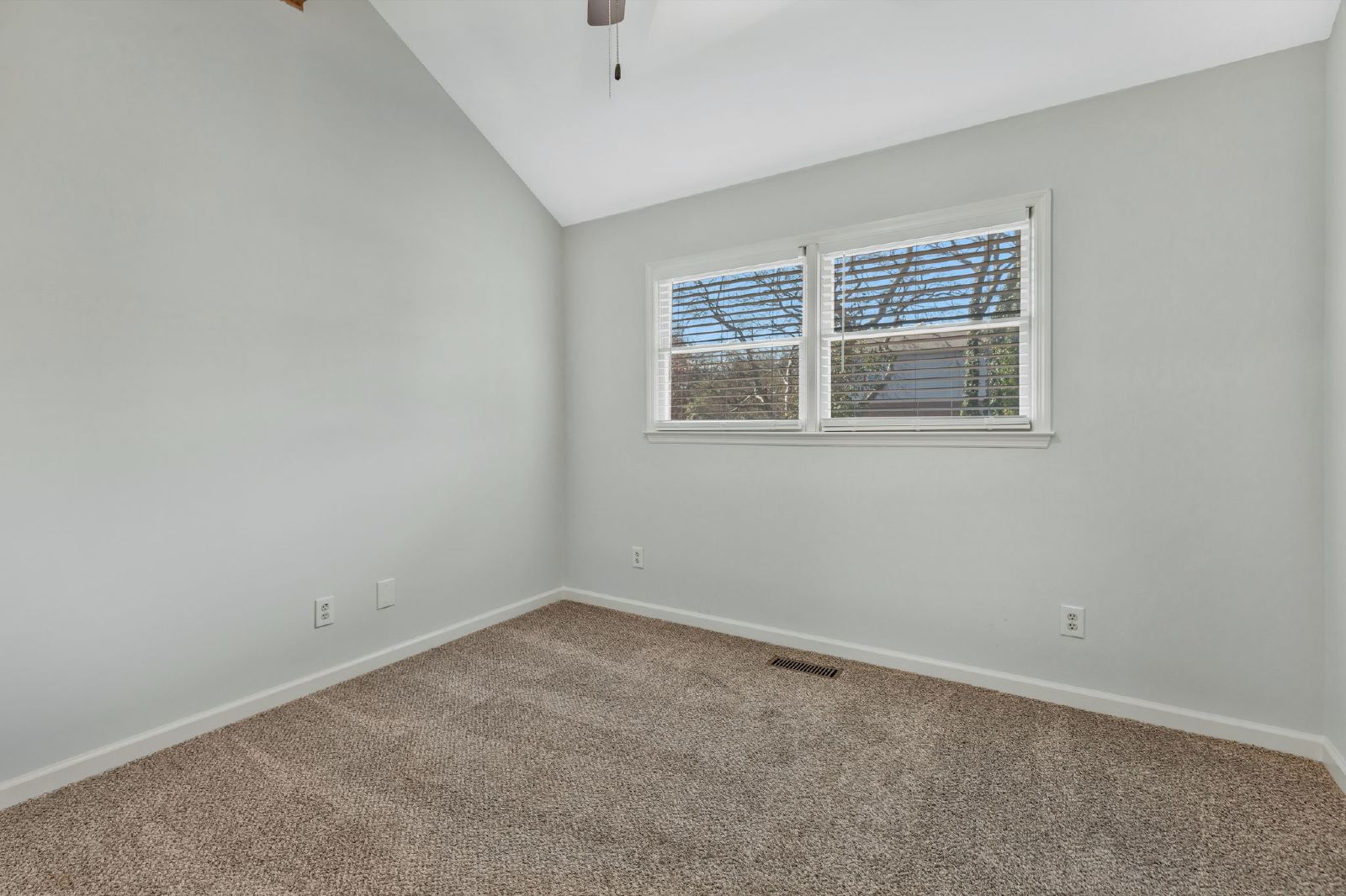 Charming Move-In Ready Home in Prime Murfreesboro Location with *Fenced Backyard* property image