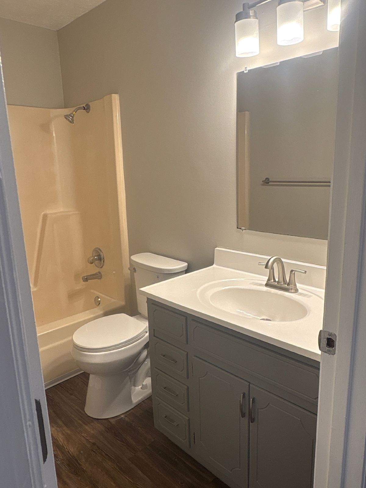 $500 OFF 1st FULL MONTHS RENT...Renovated 2 Bedroom Duplex in Manchester property image