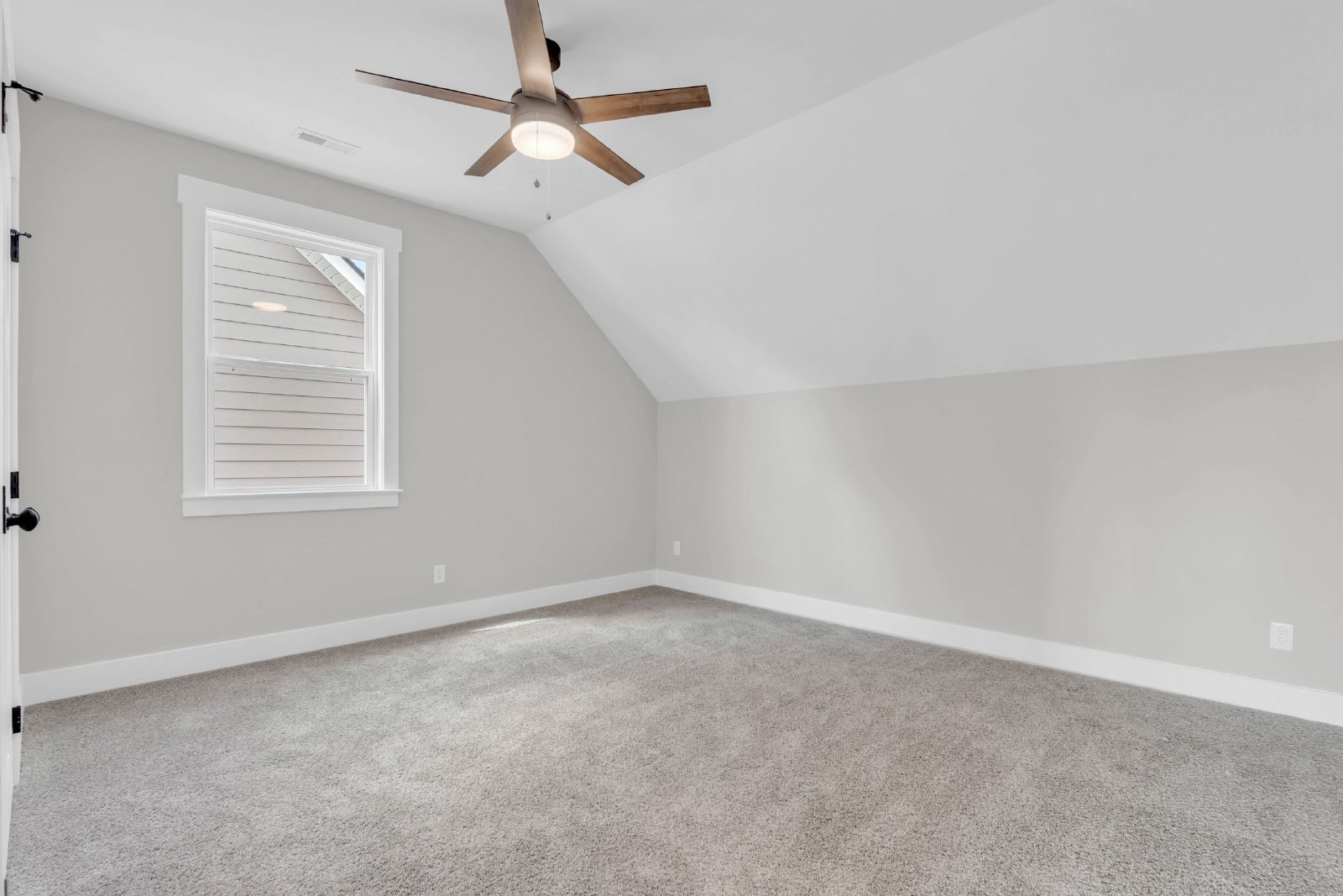 New Build with Location + Plenty Of Space + Incredible Community - 4 Beds, 3.5 Baths, Soaring Ceilings, 2 Car Garage. property image