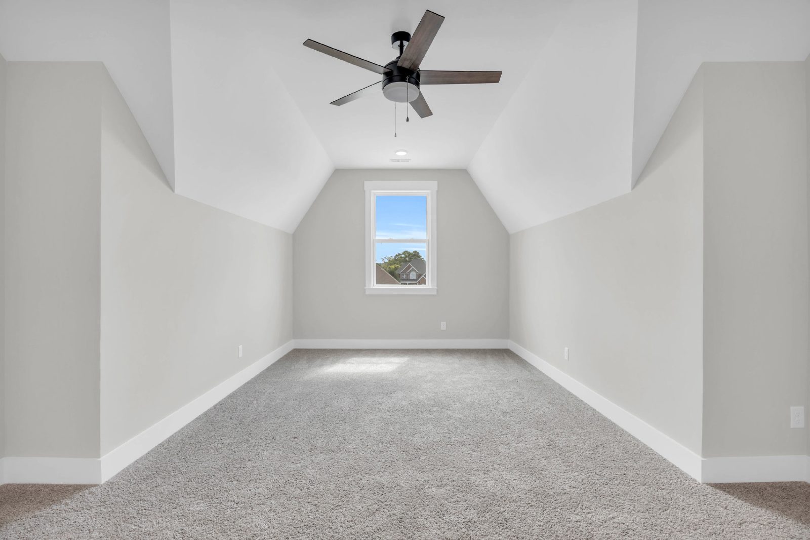 New Build with Location + Plenty Of Space + Incredible Community - 4 Beds, 3.5 Baths, Soaring Ceilings, 2 Car Garage. property image