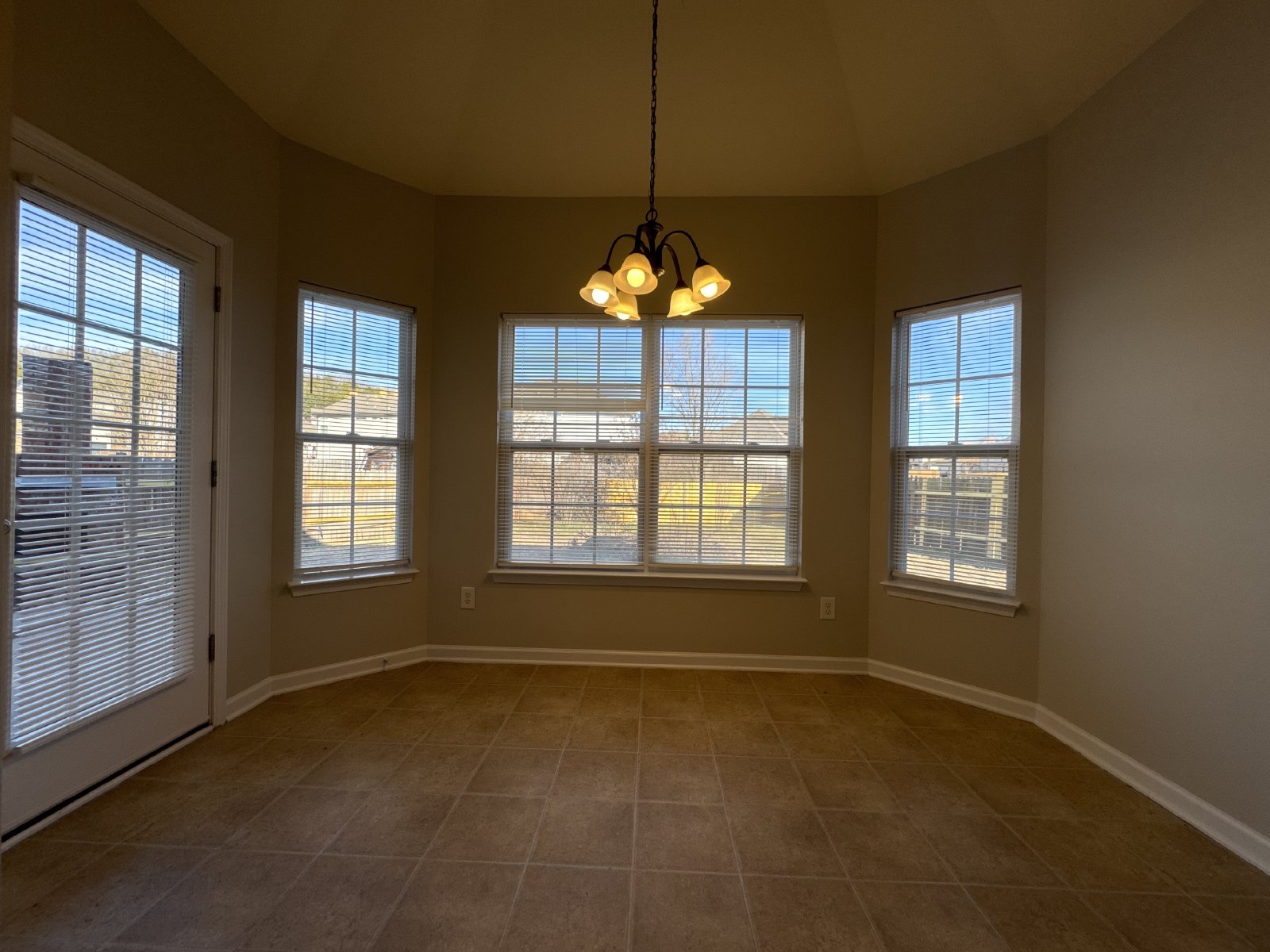 4BR Home in Quiet Bordeaux Cul‑de‑Sac – Easy Access to Downtown property image