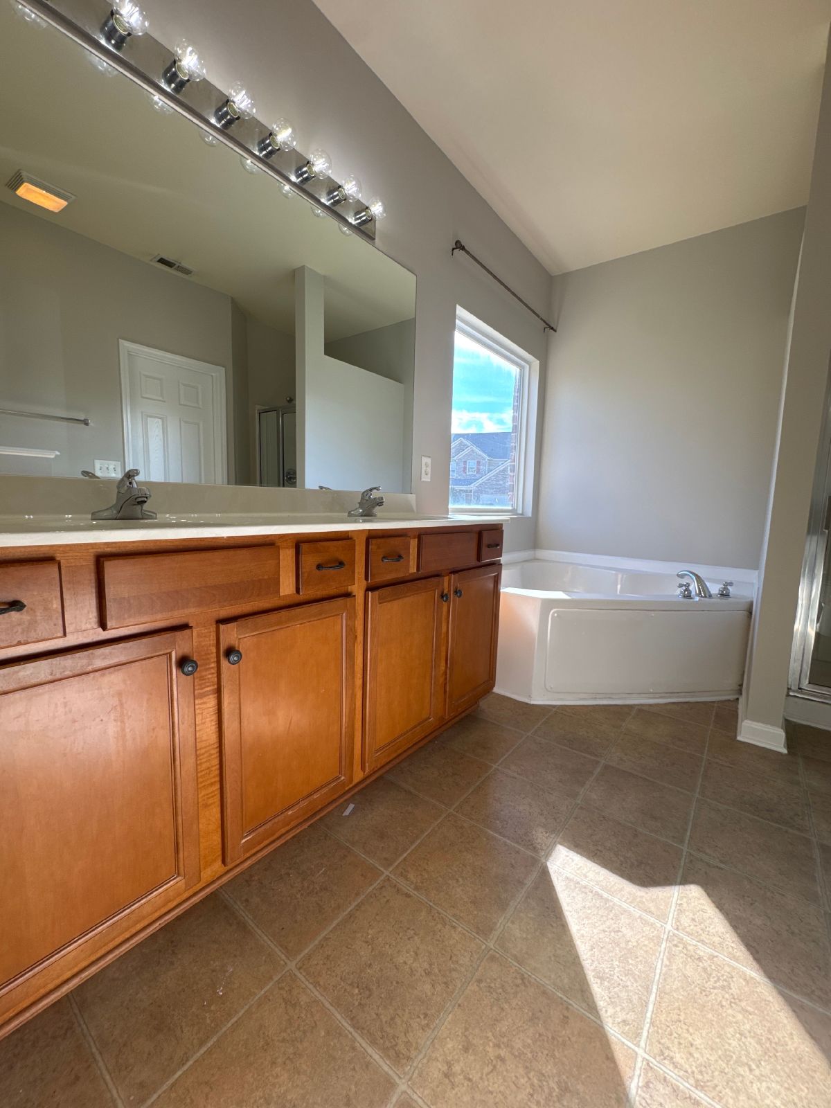 4BR Home in Quiet Bordeaux Cul‑de‑Sac – Easy Access to Downtown property image