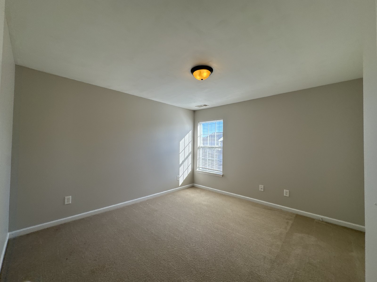 4BR Home in Quiet Bordeaux Cul‑de‑Sac – Easy Access to Downtown property image