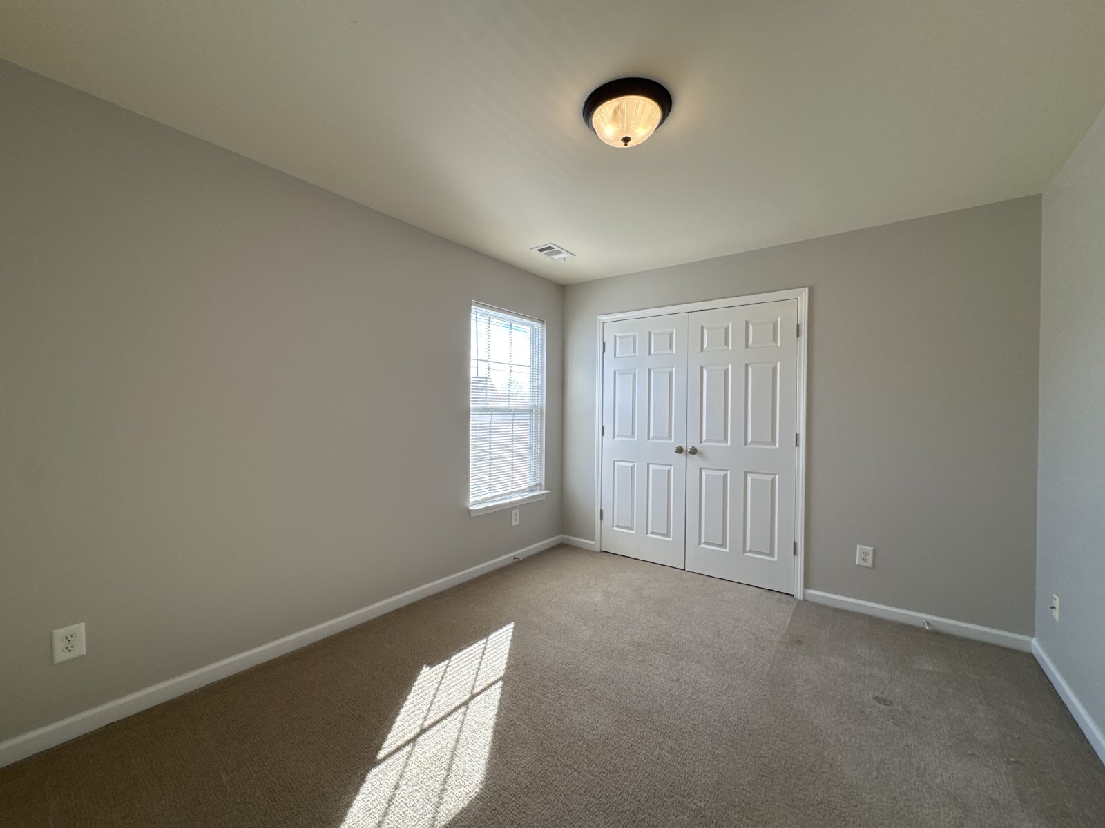 4BR Home in Quiet Bordeaux Cul‑de‑Sac – Easy Access to Downtown property image