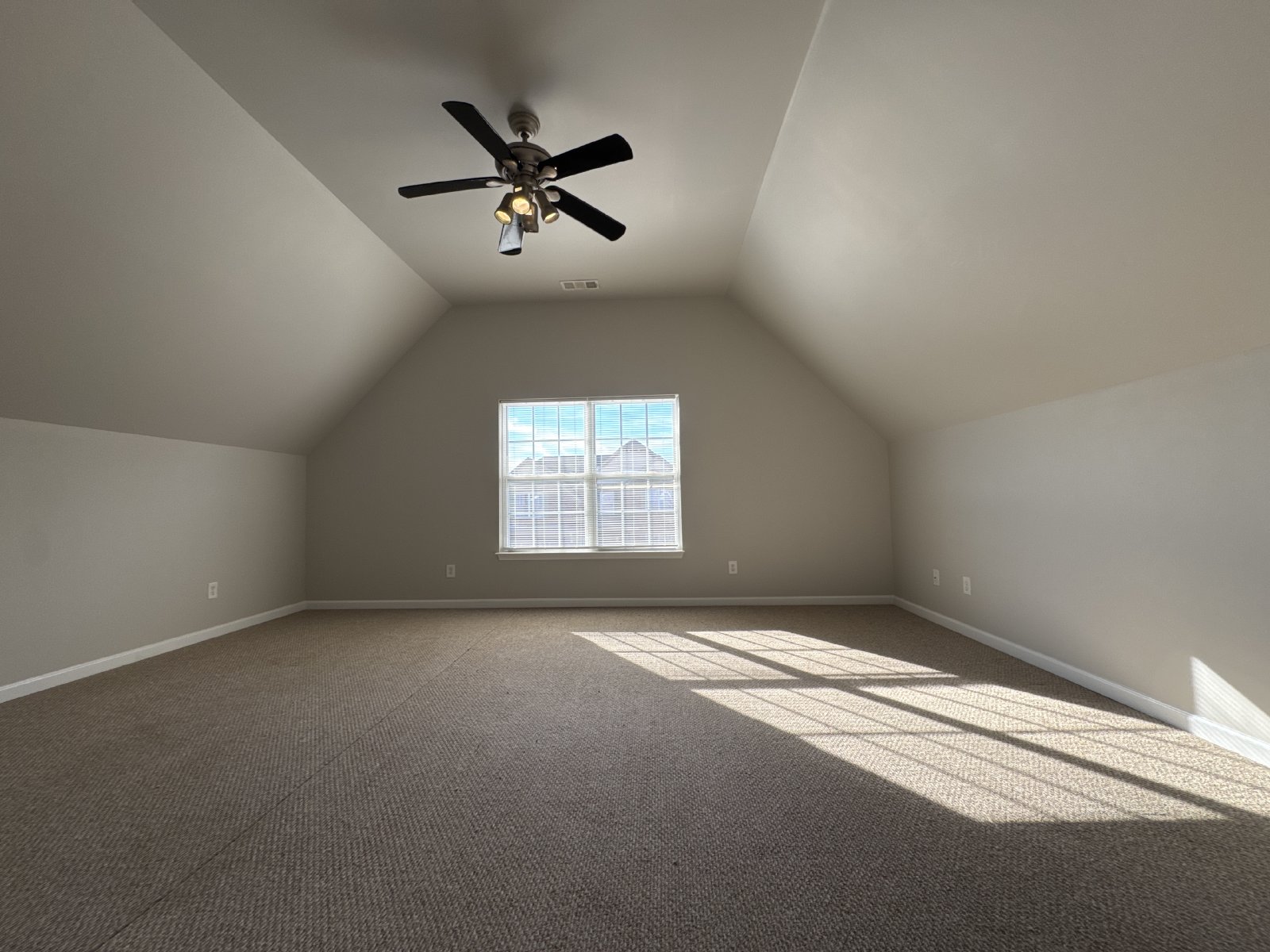 4BR Home in Quiet Bordeaux Cul‑de‑Sac – Easy Access to Downtown property image