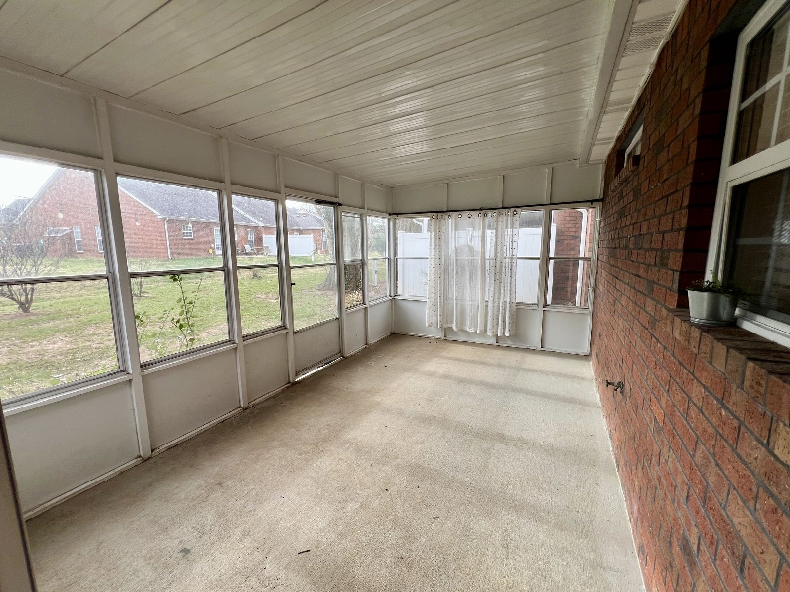 All Brick 3 Bed/2 Bath + 2 Car Garage & Enclosed Back porch property image