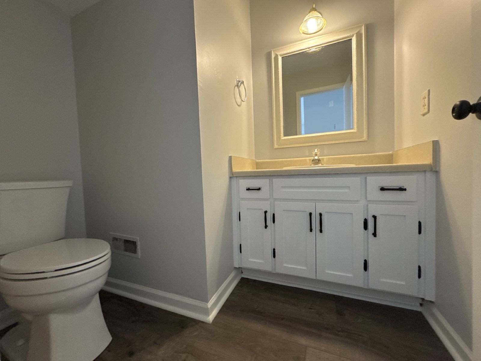 Updated 3BR Home Near Percy Priest & Airport – Fenced Yard & Easy Commute property image