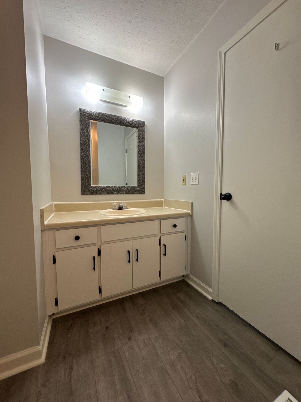 Updated 3BR Home Near Percy Priest & Airport – Fenced Yard & Easy Commute property image