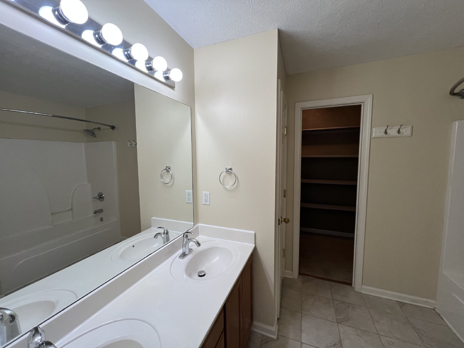 Available Now 3 BR 2 Bath Home in Lavernge with Fenced in Backyard! property image