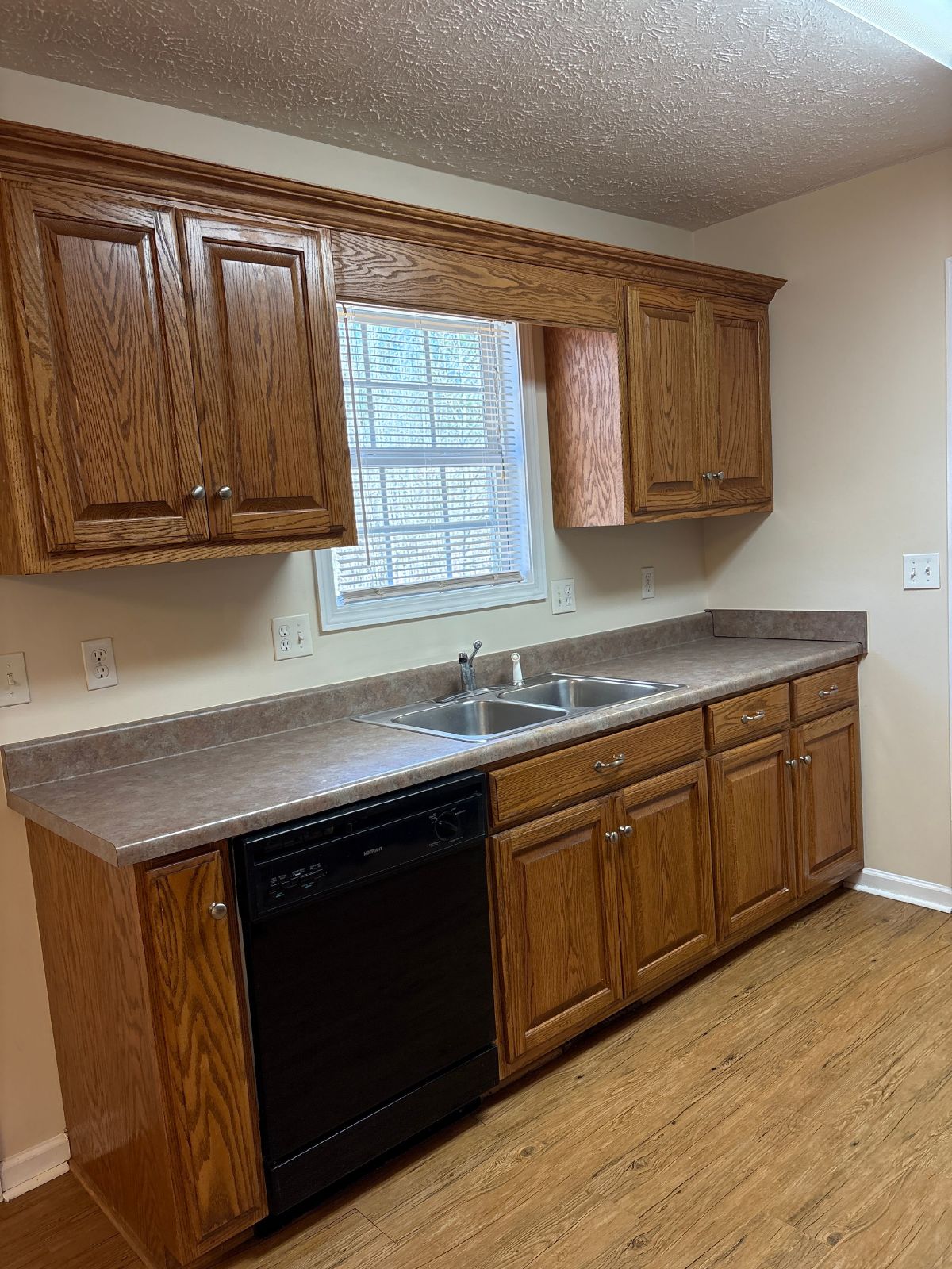 Spacious 3 Bedroom Home with Large Yard!! property image