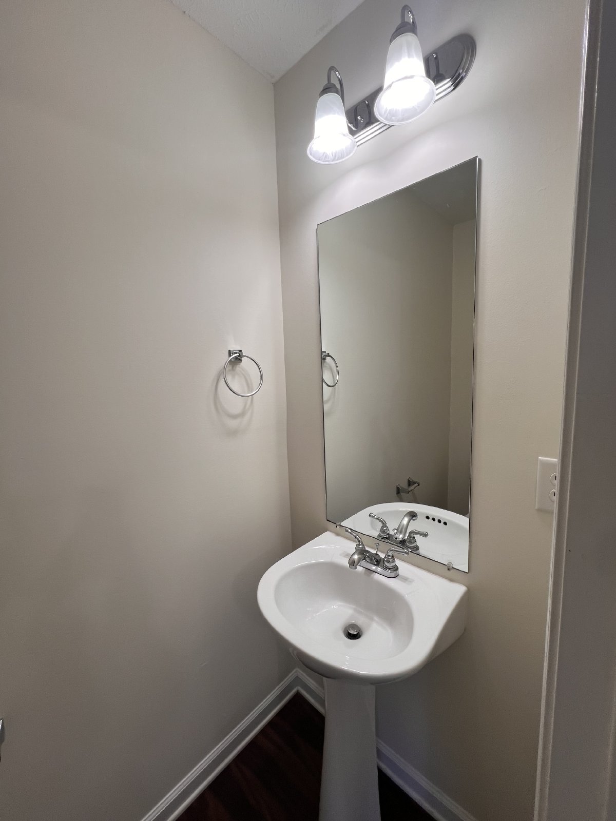 Available Now! 2 Bed, 2.5 Bath Townhome in The Cottages Of Lake Forest property image