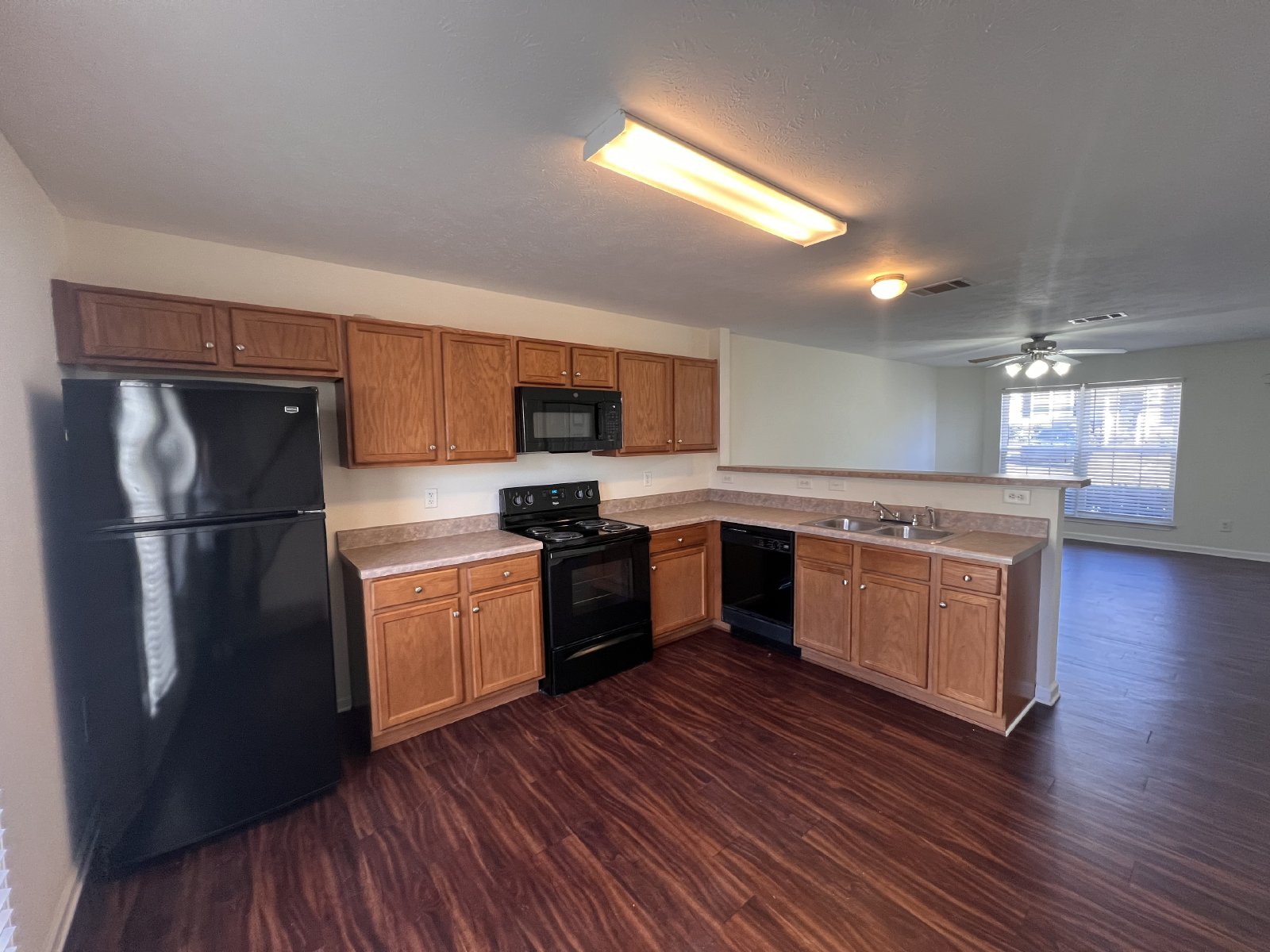 Available Now! 2 Bed, 2.5 Bath Townhome in The Cottages Of Lake Forest property image