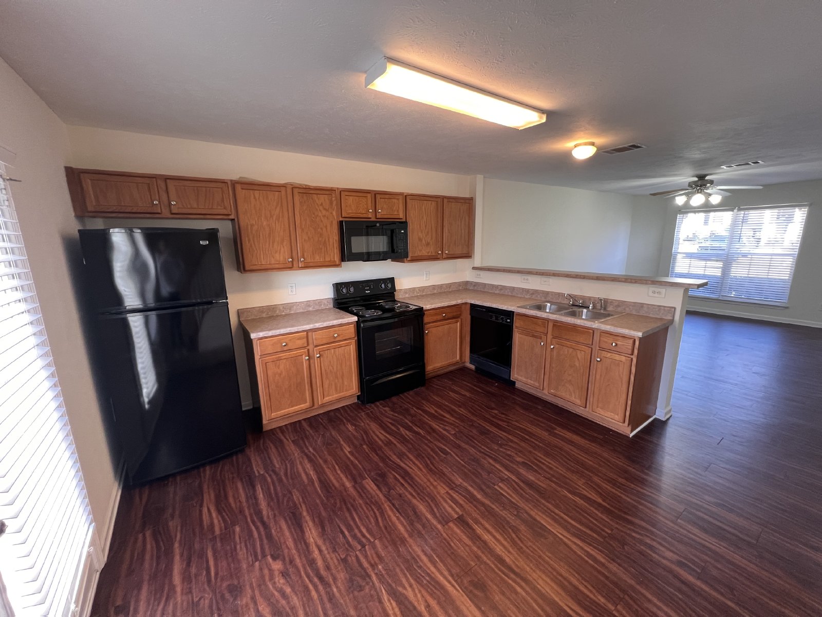 Available Now! 2 Bed, 2.5 Bath Townhome in The Cottages Of Lake Forest property image